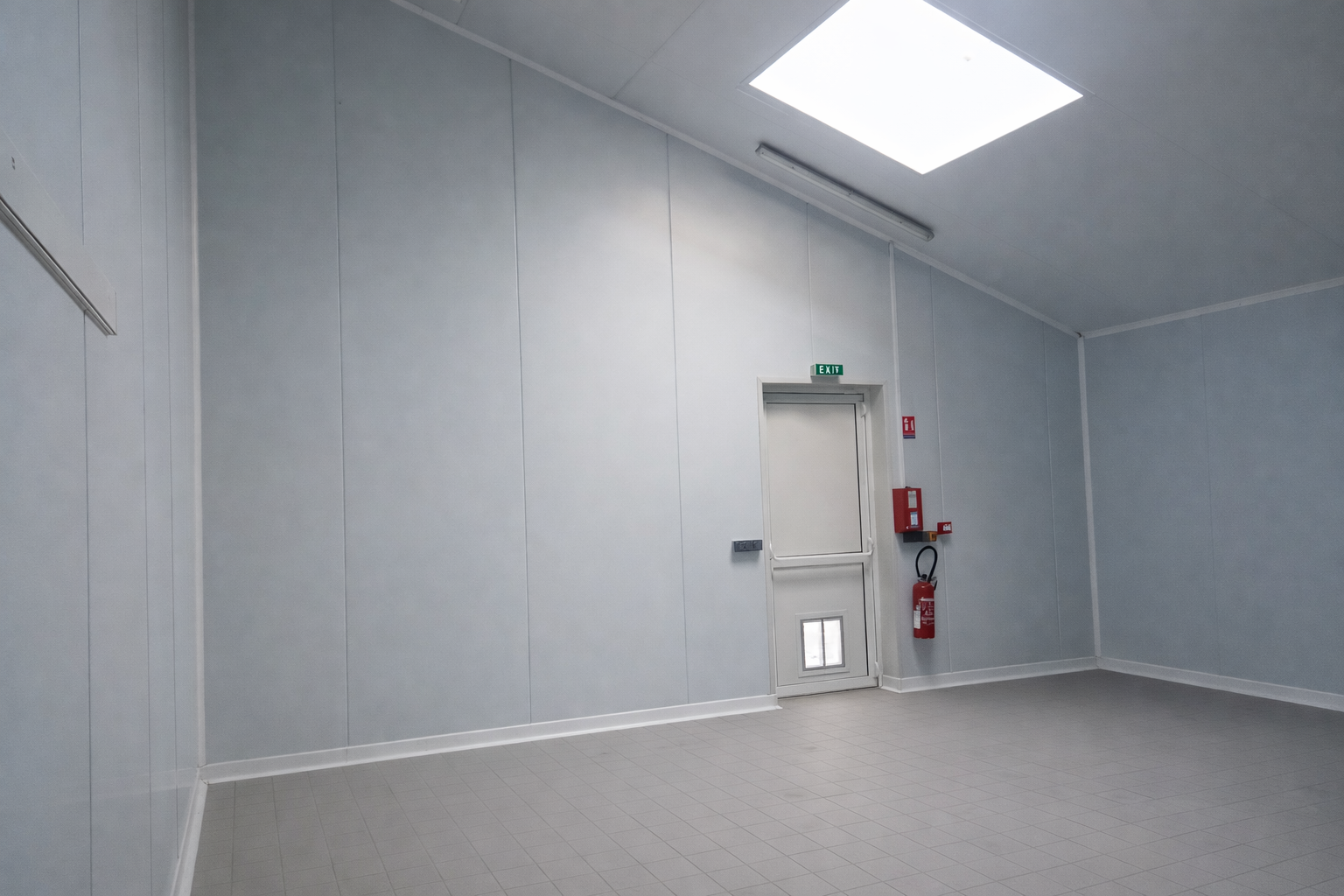 Local commercial d'environ 260 m² situé dans le bourg de la commune déléguée de LE VRETOT, à 700m de l'axe Bricquebec-en-Cotentin - Barneville-Carteret.

Ce bâtiment offre de nombreuses possibilités d'activités : commerce multi-services, restaurant, boulangerie mais aussi activité type traiteur. Espace extérieur récemment aménagé et possibilité de terrasse. 

Il est composé de : 
- une surface de vente (env. 90 m²), 
- une cuisine (env. 19 m²) et une arrière-cuisine (env. 10 m²), 
- un laboratoire équipé de panneaux sandwich (env. 61 m²)
- une chambre froide (d'env. 3 m²),  
- un espace de stockage équipé d'une porte sectionnelle et de W.C. et salle d'eau (env. 56 m²).

Possibilité de location ou d'achat : 
- Prix de vente : 210 000 € net vendeur. 
- Montant du loyer H.T. : 1 068 € H.T.