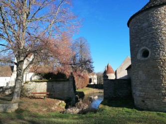 La commune de Missery en Côte d'Or lance un appel à  manifestation d'intérêt pour redynamiser le village en créant un café multiservices. 
Cet établissement sera idéalement situé au centre du village, face au château. 
Le local de 66 m2 possède une terrasse et sera entièrement rénové par la collectivité.
Dans un 1er temps, il pourrait être ouvert sur un mi temps avec des horaires flexibles.
L'ouverture est prévue pour 2026.

Il est possible de prendre RDV pour une visite du site auprès de la Mairie au 07.87.23.16.68 ou par mail missery@wanadoo.fr 

Pour en savoir plus, l' AMI est consultable sous https://www.metropoledebourgogne.cci.fr/actualite/appel-manifestation-dinteret-commune-de-missery
