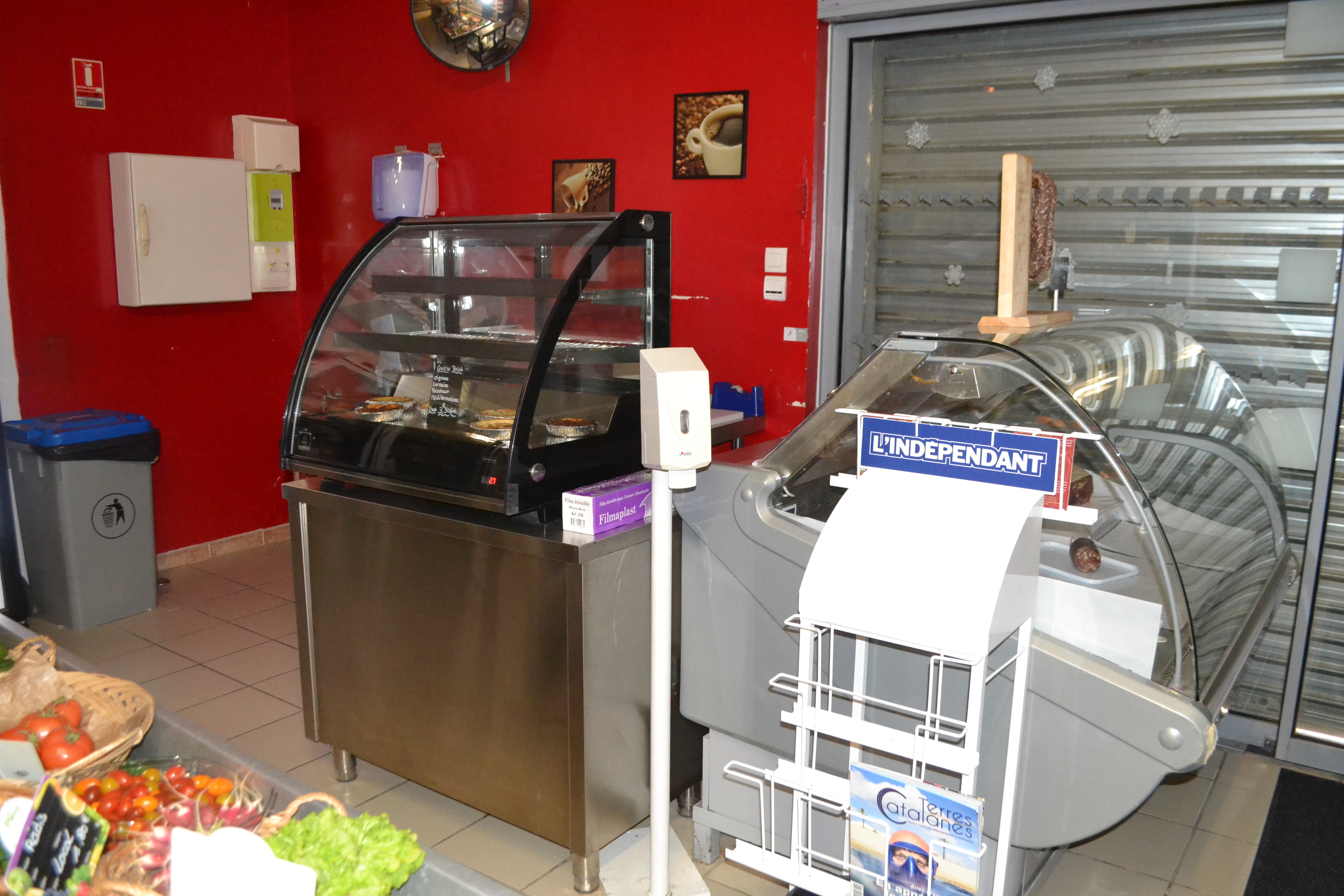 EPICERIE EN VENTE A L ENTREE DES CORDBIERES
Aux portes des corbières et à 30 mn de carcassonne, vends fonds de commerce d
alimentation.
Seule superette du village avec un CA d'environ 200 000 €.
110 m2 de surface commerciale + 90 m2 de zone de stockage. Loyer de 750 € HT.
Facile d'accès.
Matériel en très bon état, peu d'investissements à prévoir.
L'alimentation n'est pas rattachée a une enseigne, ce qui permet une liberté totale
au niveau des approvisionnements.
Clientèle d'habitués ainsi que touristiques compte tenu du village dans laquelle
elle se situe.
Possibilité de loger dans l'appartement au dessus du magasin avec un bail
d'habitation.
Le bail tous commerce est en cours.
Possibilité d avoir les murs également.
Prix de vente HT - honoraires d'agence inclus : 90 000 €
Prix de vente HT - hors honoraires d'agence : 84 600 €
Honoraires : 6 % HT de la valeur du bien HT avec honoraires
Honoraires charge acquéreur