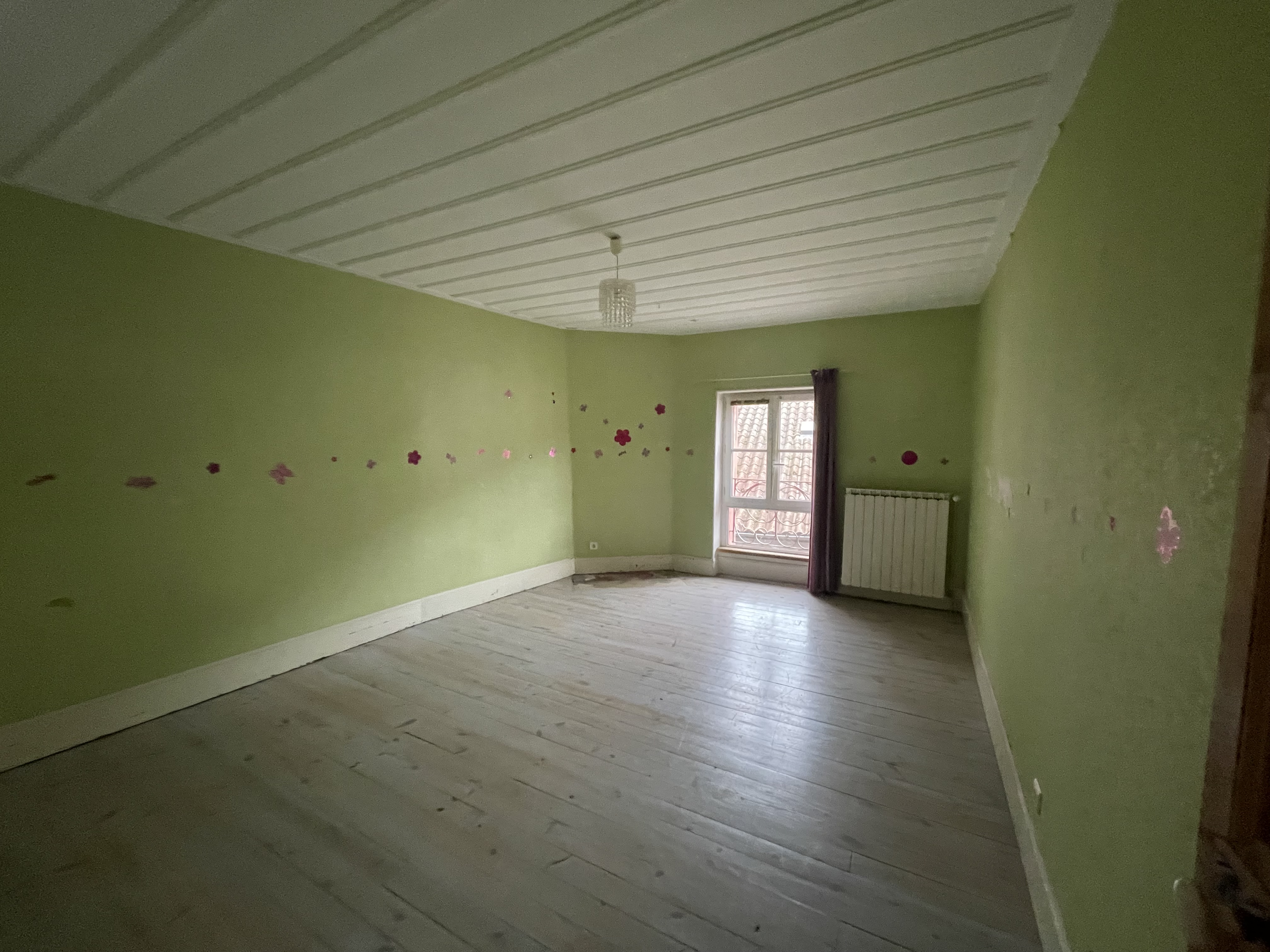 Dans un village classé LES PLUS BEAUX VILLAGES, boutique 55 m2 avec arrière cuisine et petite cours. La vitrine est grande et donne dans la rue principale.A l.étage appartement T4 _ 128 m2 comprenant une buanderie avec wc, cuisine aménagée et pièce à vivre, à l.étage 3 chambres avec salle de bain et wc et une mezzanine avec un coin chambre.
Possibilité de location
