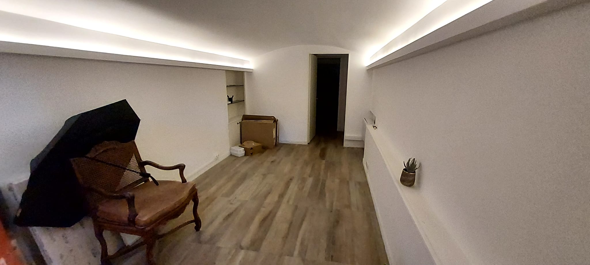 Nouveauté au Coeur d'Antibes, sur la plus grande place d'Antibes, très fréquentée toute l'année par les locaux et les touristes.

Emplacement Premium !!! Exposé plein sud.

A vendre 245 000 € une boutique commerciale de 102 m2 environ
Avec possibilité de créer une terrasse couverte de 40m2 environ sur demande auprès de la Mairie d'Antibes.
Loyer 2500€/mois charges comprises.

Fort potentiel !!!

Magnifique commerce avec une excellente visibilité !
Plus de 6 mètres de vitrines linéaires pour faciliter l'entrée des clients.

Positionnement entre plusieurs commerces très fréquentées : brasseries, restaurants, Coffee shop, salons de thé.


Activités possibles : glacier, audition, optique, prêt à porter, crêperie, confiseries, articles de fêtes, objets de décoration, galerie d'arts, musique, parfumerie, déco, maison, cadeaux, services, culture, jeux, multimédia, gourmandise, beauté, santé, loisirs, horlogerie, bijouterie, maroquinerie, chaussures, sport.