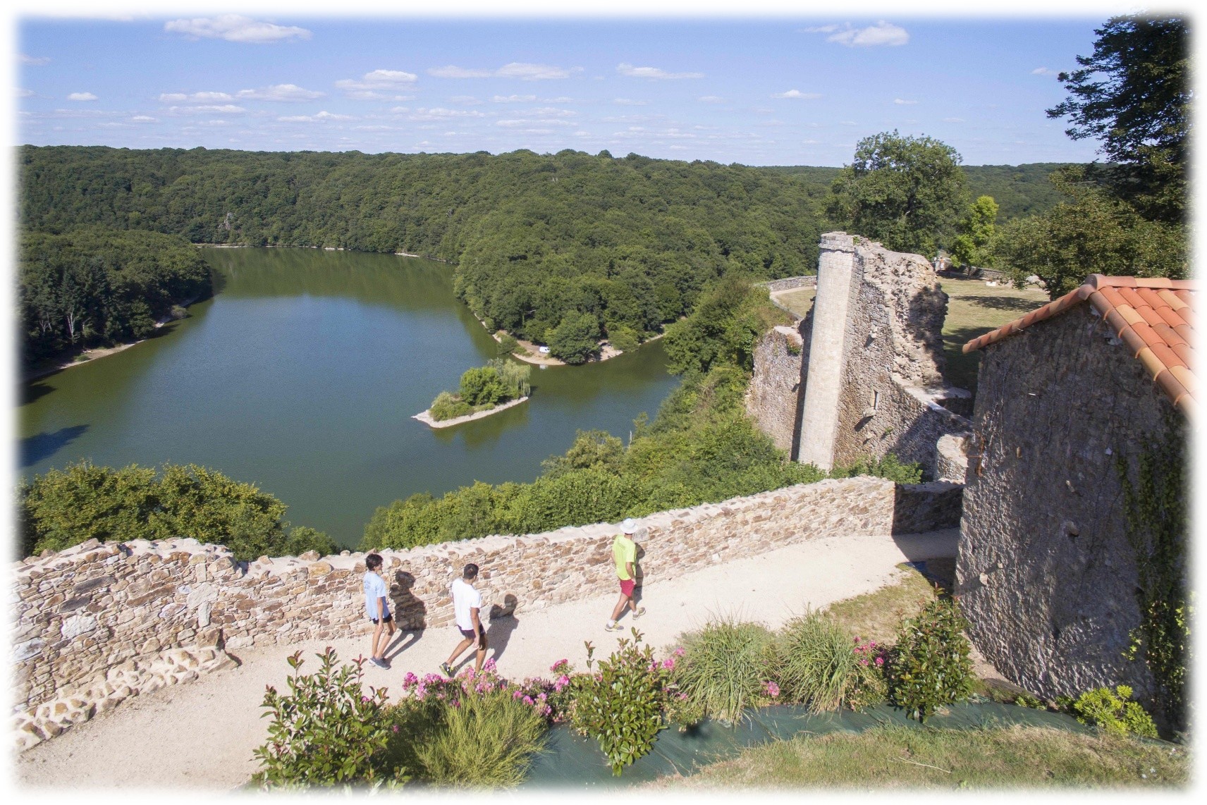 La municipalité de Mervent recherche un(e) candidat(e) pour la reprise d’un restaurant situé au cœur du village.

ENVIRONNEMENT LOCAL :
Mervent est un petit village situé entre plaine et bocage, niché sur un éperon rocheux qui domine une forêt millénaire de 5000 hectares, la forêt de Mervent/Vouvant.
Mervent, au sud-Vendée à 1 heure des Côtes Vendéennes, du Puy du Fou, La Rochelle, du Marais Poitevin et de Nantes.

Le local est situé au centre bourg entourés de différents commerces tels qu’une épicerie, une fleuriste, un salon de coiffure, un institut de beauté, un garagiste…).
Des parkings sont accessibles à proximité, départs possibles de circuits de randonnée.
Aux alentours de nombreuses activités touristiques comme la base de loisirs accueillant 15 000 personnes à l’année, le parc de Pierre Brune recevant 40 000 touristes annuellement, Natur’Zoo qui compte plus de 62 000 visiteurs par an ainsi que le barrage et le lac.

DESCRIPTION DE L’ETABLISSEMENT
► Lieu idéal pour un restaurant, une crêperie, un bar et autre de 125 m² (75 m² au rez-de-chaussée et 23 m² à l’étage) avec possibilité de location de la licence IV.
► Sa capacité est de 45 couverts en salle et de 20 couverts en terrasse dont une au sein du parc ombragé.
► La clientèle se compose d’ouvriers, de commerciaux, de la population locale et des alentours ainsi que de nombreux touristes.
► Cet établissement est régi par un bail précaire ou bail commercial. Il n’y a donc pas de fonds de commerce.

Si vous souhaitez candidater, demandez le dossier de présentation du projet de reprise du restaurant auprès de la mairie par mail à mairie@mervent.fr ou par téléphone au 02 51 00 20 10.