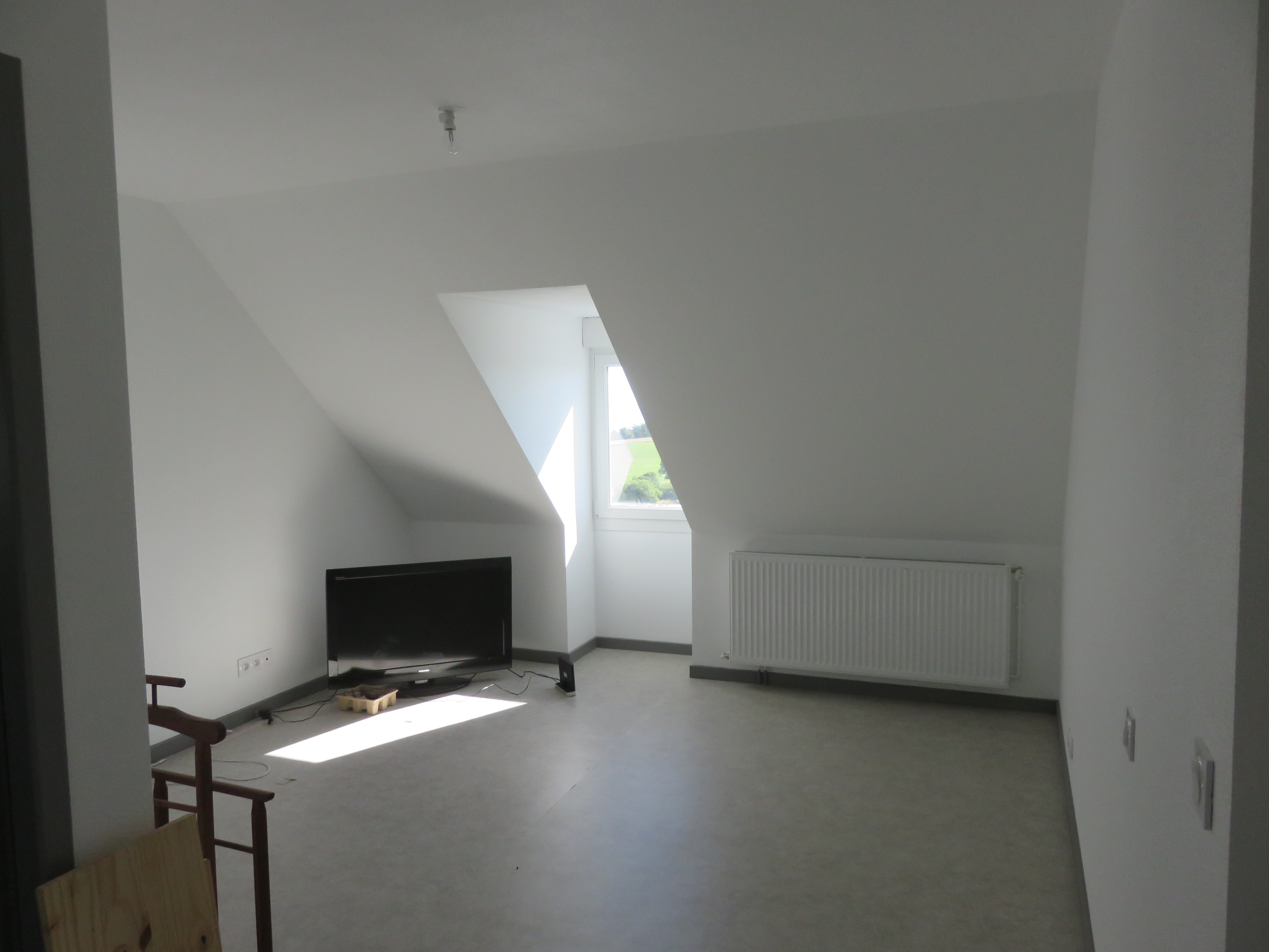 Bar, restaurant au cœur du Cézallier, situé dans la commune d’Anzat le Luguet (1125 m).

Le bâtiment abritant le bar restaurant a été entièrement rénové en 2016-2017. Le logement est non meublé. Le chauffage central est raccordé au réseau de chaleur municipal à bois déchiqueté. Le bâtiment comprend :

-	Au rez-de-chaussée : bar, restaurant et cuisine équipés partiellement de matériel professionnel. (88 m²). La salle peut accueillir environ 40 couverts, 1 terrasse, 1 parking. 
-	Au 1er étage : logement des gérants composé d’un studio avec coin cuisine et salle à manger-salon.
-	Aux 1er et 2ème étage : 5 chambres avec sanitaires, pour la location en chambres d’hôtes.

La Licence IV est fournie.

Loyer de 500€ TTC.

A 50 m, salle polyvalente pour repas de 120 personnes. 

Nombreux passages pour la restauration, et la commune abrite beaucoup de chemins de randonnée (voir site internet de la commune) et un local appelé « maison du Signal » point de départ pour des activités nordiques et autres (1300 à 1550 m d’altitude). 
Aire de camping-car, borne de recharge véhicule électrique. Station-service 24/24 h
La commune d’Anzat le Luguet, à 35 mn de l’A75, est située au cœur des montagnes du Cézallier au sein du Parc Naturel Régional des Volcans d’Auvergne, proche du Parc Animalier d’Auvergne situé à Ardes sur Couze.
En plus de la nature et des sites particuliers qui attirent les touristes, la commune et les associations organisent des animations toute l’année pour tout public (marché de pays, nuit des étoiles, nuit des églises, concerts, etc....).