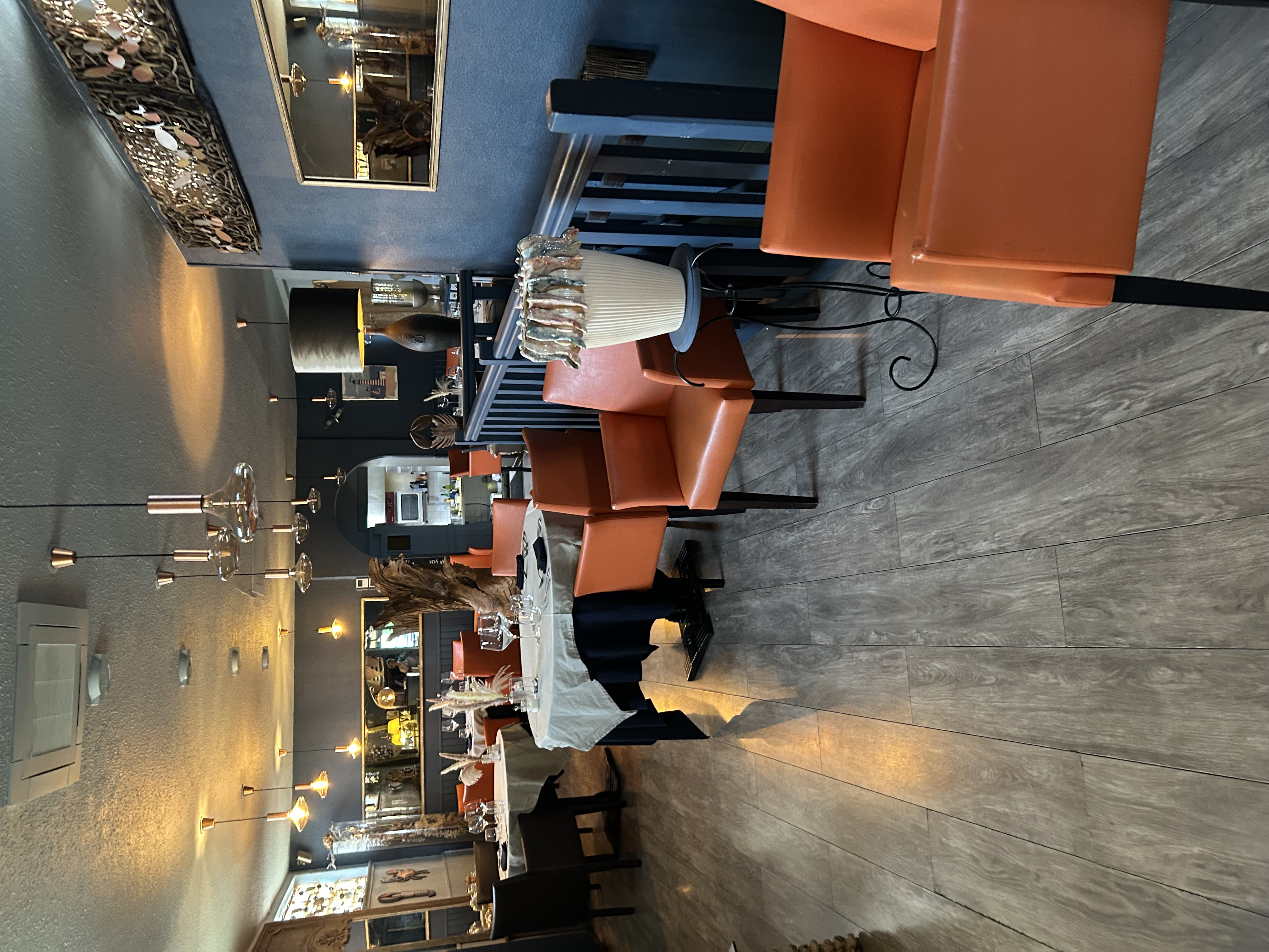 Vend fond de commerce restaurant situé au cœur du centre ville de Gaillon. Vue sur le château, parking en face le restaurant. Actuellement 25 cvts possibilité d augmenter la capacité, ouvert 4 jours par semaine, 5 semaines de congés annuels. Sous sol 100 m2, au rez de chaussée cuisine toute équipée et neuf, restaurant et boutique poissonnerie, 1er toilettes clients et salon, 2eme appartement 2 pièces et salle de bain (à rénover) petit loyer et bail neuf, pas de salarié a reprendre. Ce petit bijou vous attend clé en main