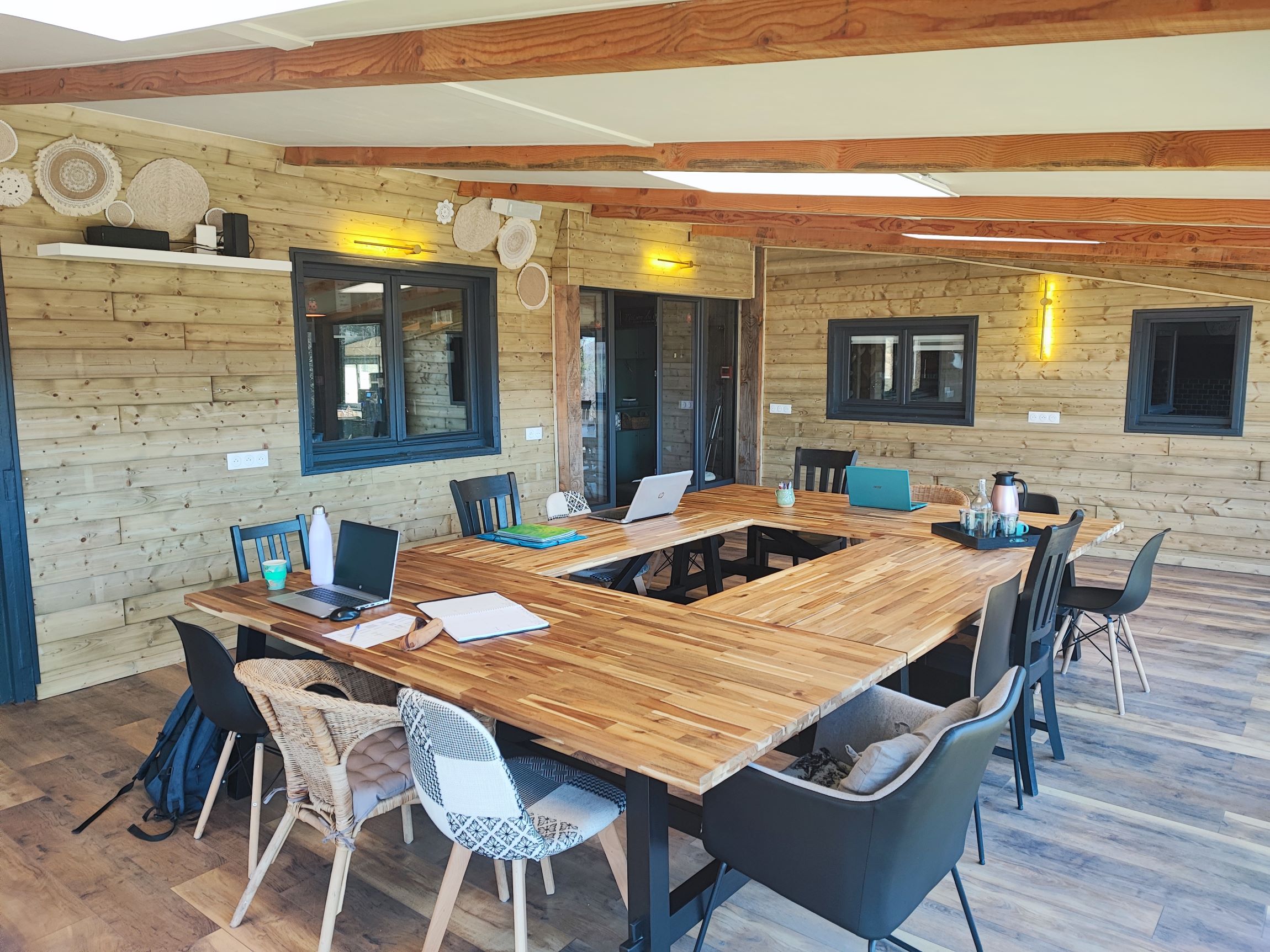 Activité de gîtes de groupe et d'étape avec demi-pension à vendre murs et fonds de commerce. L’établissement comprend la licence III et propose aujourd’hui 9 chalets à la location : 4 chalets pour 2 personnes / 5 chalets pour 4 personnes + 1 chalet principal pour la restauration (28 places assises) + 1 garage + 2 chalets personnels. L’activité permet d’accueillir jusqu’à 28 personnes.
Vente du fonds et des murs : 930 000€