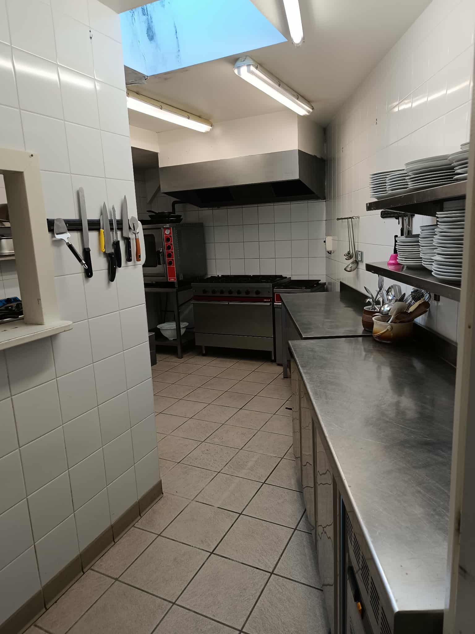 La commune de Chaussenac, charmant petit village du Cantal de 200 habitants,  recherche un(e) gérant(e) sympathique et expérimenté(e) en restauration pour reprendre son point multiservices – bar – restaurant. 

Situé sur la place principale (face à l’église), ce commerce est le coeur du village, où vous y rencontrerez des habitants de la commune & environs, des ouvriers de passage et des estivants. 

Le commerce (propriété de la commune) est constitué d’un bar avec licence IV, d’une épicerie et d’une salle de restauration avec mobilier attenante à la cuisine équipée, ainsi que d’une terrasse. 
Le ou les repreneurs doivent avoir une réelle expérience en Bar – Restauration et idéalement épicerie de dépannage, être sérieux, motivés et dynamiques pour développer l’activité, notamment sur les plats à emporter qui ont du potentiel à exploiter.

Un appartement pour le gérant et sa famille est disponible au dessus du commerce. Celui ci est composé de 2 chambres et d’une pièce principale d’environ 35m2.

Située non loin d'un axe passant, reliant Pleaux (1500 habitants, frontière sud-est de la Corrèze) à Mauriac (12km - ville s/s préfecture), vous y trouverez toutes commodités principales.
Plus proche, à Ally (4km), se situe une école maternelle & primaire, une boulangerie, une épicerie, une pharmacie et un cabinet médical.

Nous ne recherchons pas un restaurant étoilé, mais seulement à faire vivre notre village, grâce à un endroit accueillant, convivial & chaleureux au service des habitants au quotidien. 

Si vous vous retrouvez dans ce texte, et que vous êtes prêts à vous investir dans cette aventure, n’hésitez pas à nous faire parvenir votre CV et votre lettre de motivation / projets.

Premier contact par téléphone SVP