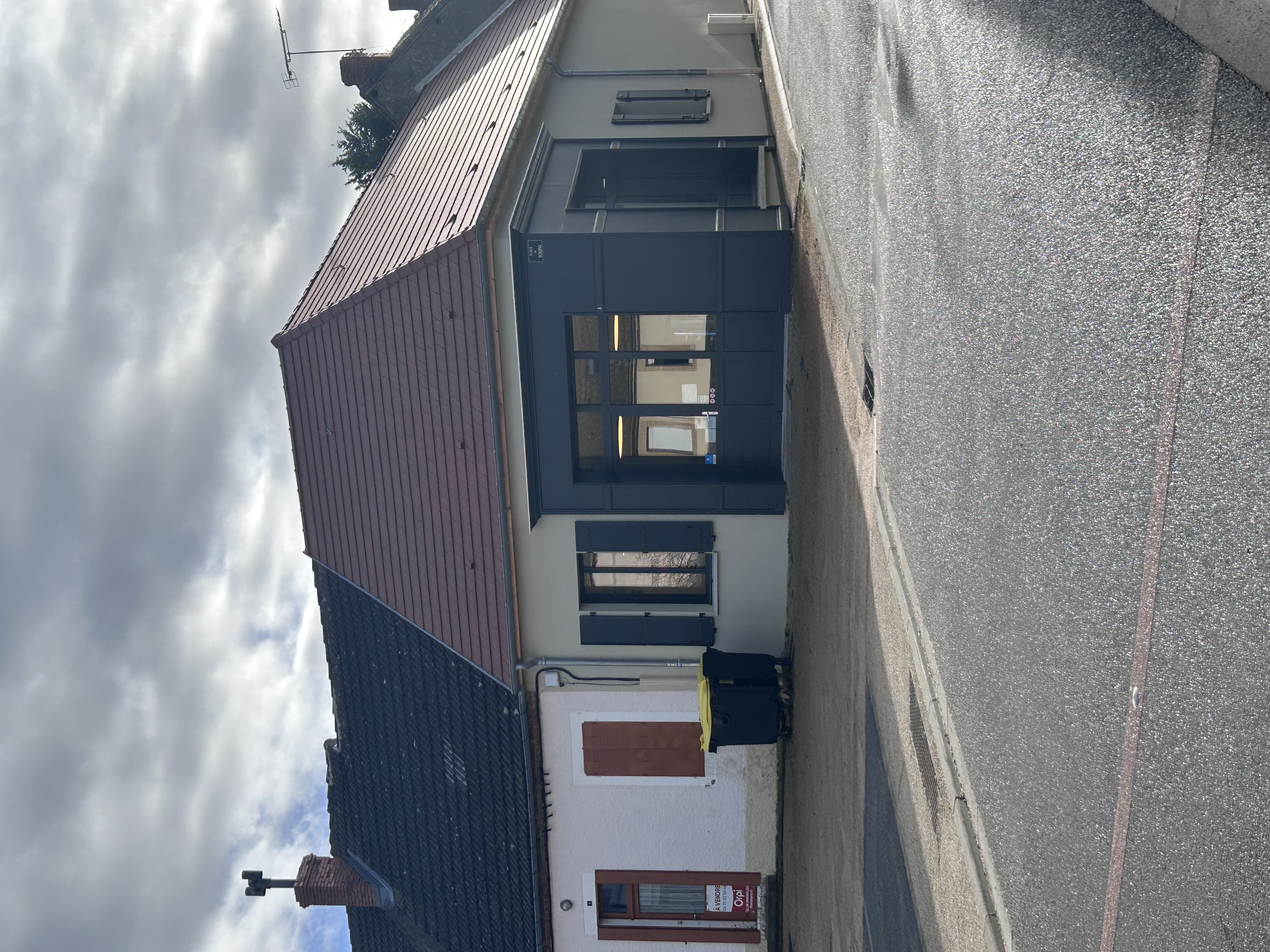 Appel à candidatures

Exploitation de l’épicerie communale de Voussac

La commune de Voussac lance un appel à candidatures en vue de la reprise de l’exploitation de son épicerie communale au 30 mars 2026 suite à la cessation d’activité des exploitants actuels. 

1. Présentation de la commune

Voussac est une commune rurale dynamique d’environ 500 habitants, disposant d’une école primaire, d’une agence postale communale située en mairie et d’un tissu associatif riche et actif, contribuant pleinement à la vie locale et au lien social.
Le maintien des commerces et services de proximité constitue un enjeu majeur pour la vitalité du village.

2. Présentation du commerce

Située au cœur du bourg, l’épicerie communale est un service de proximité essentiel, bénéficiant d’une clientèle fidèle.
• Chiffre d’affaires annuel : environ 120 000 €
• Stock de marchandises : valeur estimée à environ 5 000 €, pouvant être repris par le futur exploitant
• Local communal neuf 90 m2. Fonctionnel et adapté à l’activité commerciale comprenant un espace de vente de boissons sans alcool et une rôtissoire, idéal pour valoriser les marchandises des producteurs locaux. Loyer attractif.  

3. Conditions d’exploitation

L’activité est particulièrement adaptée à un projet :
• de complément de revenu,
• porté par une personne seule ou un couple,

4. Profil des candidats

Peuvent faire acte de candidature toute personne ou tout couple :
• présentant un projet sérieux d’exploitation d’un commerce de proximité,
• motivé par une installation ou un engagement en milieu rural,
• disposant de capacités de gestion garantissant la pérennité de l’activité.

Les candidats sont invités à transmettre un dossier comprenant :
• une lettre de motivation,
• une présentation du projet envisagé,
• un curriculum vitae.

Les candidatures sont à adresser à :
Mairie de Voussac
31, la Grande Rue
03140 Voussac
mairie@voussac.fr