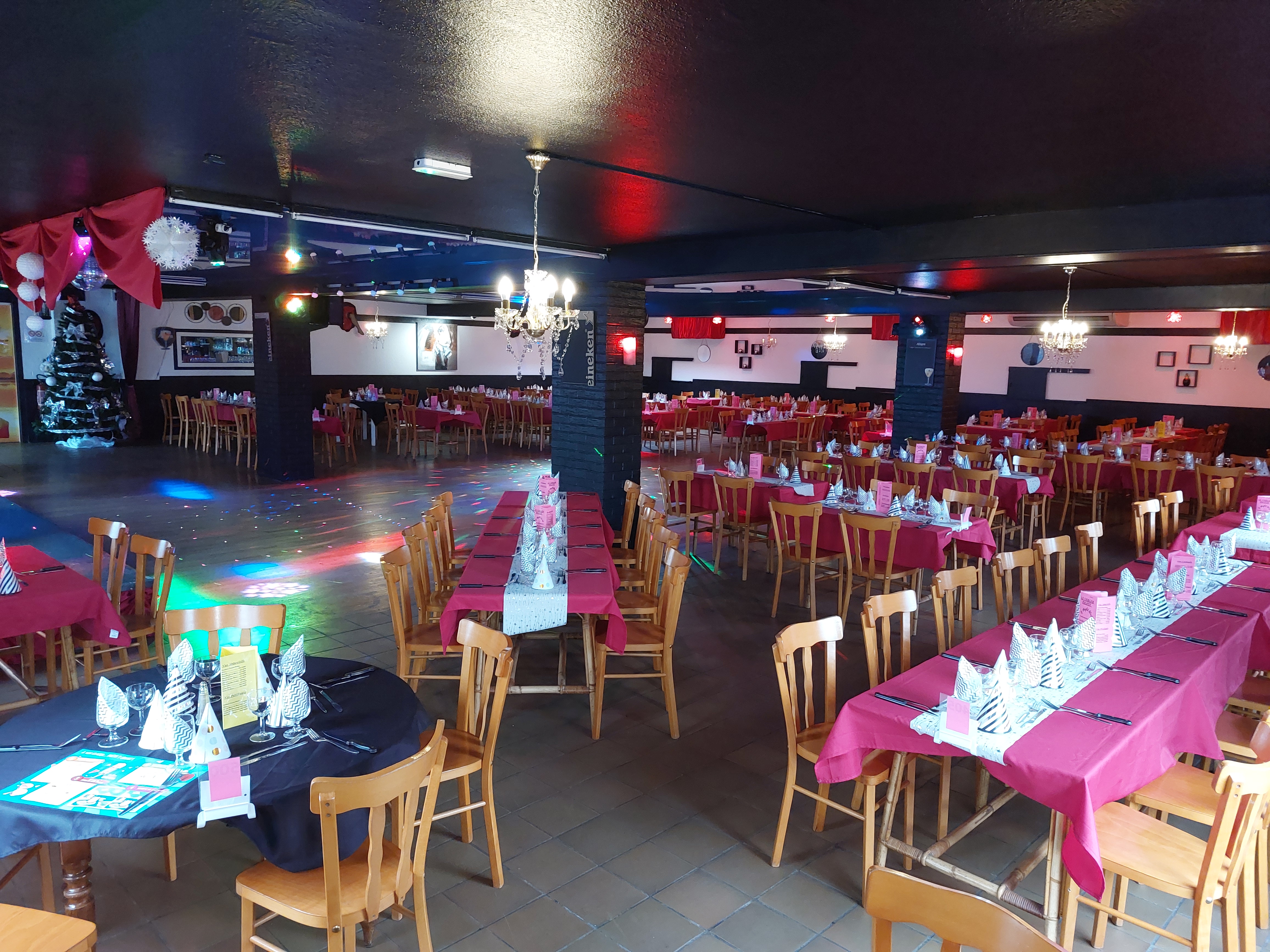 BAR LICENCE IV - RESTAURANT - DANCING - SPECTACLES

Dans l'Avesnois, superbe affaire, bar,restaurant, Dancing, boite de nuit incontournable dans la région et face route principale très fréquentée. Grande notoriété depuis 1979. 40m de façade et vaste parking voitures, autocars... L'ensemble (en parfait état et aux normes) sur 1.300m2 avec salle restaurant spectacles pour 450 personnes, bar/restaurant de 130m2 + salle de 150m2, 110m2 de cuisine, réserves. Appartement spacieux 3 à 4 chambres, salon, séjour, cuisine, salle de bains et insert à bois. C.A. avec grand potentiel, contrats assurés jusqu'à fin 2026. Rentabilité importante. Loyer : 2.230€ TC. Réelle opportunité à saisir. Accompagnement assuré.

Fonds: 380.000€, négociable
Tout renseignement au 06.19.46.09.89