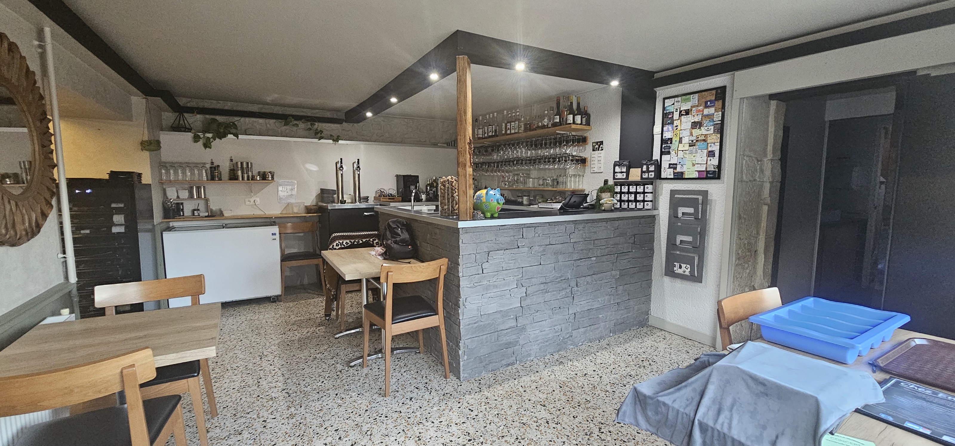 Vente fond de commerce et murs.

A vendre fonds de commerce de 210m2 
Au rez de chaussée:
 ◽️Restaurant- pizzeria de 100m2 disposant d'une licence IV.
Restaurant situé au cœur des vignes de l'Yonne, à 1h20 de Paris 
 ◽️Salle de restaurant de 30 couverts équipé d'un four à bois véritable.
 ◽️ Terrasse extérieur de 80m2 arboré, fermée de l'espace public et au calme de 36 couverts et plus. 
 ◾️Possibilité d'agrandir celle ci ou de créer  (150m2 de cour et jardin aromatique) en
- espace détente 
- terrain de pétanque 
- coin scène pour soirée animé 
- ou autres

Mobilier récent( tout reste) activité clé en main.
Une clientèle fidèle depuis plus de 10 ans 
Établissement existant depuis les années 30)
 
Situé au sein de Champs sur Yonne, un village vivant  de 1700 âmes avec tous commerces (supermarché, pharmacie, coiffeur,auto ecole, boucher etc..,)maison de santé a venir en 2026 avec medecin, podologue,kiné, ostéopathe, dentiste, école et artisans.

À 5 petites minutes d'Auxerre ( proche AJA) aux abords du trafic fluvial Canal du Nivernais,( 2 pontons en face du restaurant) vélo route, chemin de Compostelles, d'accès et de stationnement facile, vous participerez à l'attractivité du village.
Clientèle fidélisée, tourisme, chambre d'hôte,Airbnb
Chiffre d'affaires stable.
Pas d'employés à reprendre.

Horaire actuel:
Ouvert du Mardi au Vendredi midi et soir
Et le Samedi soir.
Fermeture Dimanche,Lundi et Samedi midi

Fermeture annuelle:
 ●congé 5 semaines par an 
 ●jours fériés
 ●Mardi soir et Mercredi soir période hivernale. 

À l'étage :
Appartement/bureau de 110m2 compris dans le bail.

Fort potentiel de développement possible sur le côté bar, et l'emporter qui n'est pas exploiter ainsi que sur les horaires et jours d'ouverture.



Le tout sur une parcelle de 550m2.

Cession du fonds de commerce à 90 000€ 

Prix des murs 200.000 euros ( devis 8000€ de travaux à effectuer sur partie appartement non urgent) 
Le prix des murs à déjà été abaisser du prix locale actuel au m2 pour prendre en compte les travaux à effectuer.

Possibilité d'acheter les murs par rachat de part sociale ( 100%) à 85000€
reste 10 ans avec un taux avantageux de 2.2%
Soit  175 000€
(90 000€ le fond et 85000€ les murs par part sociale )