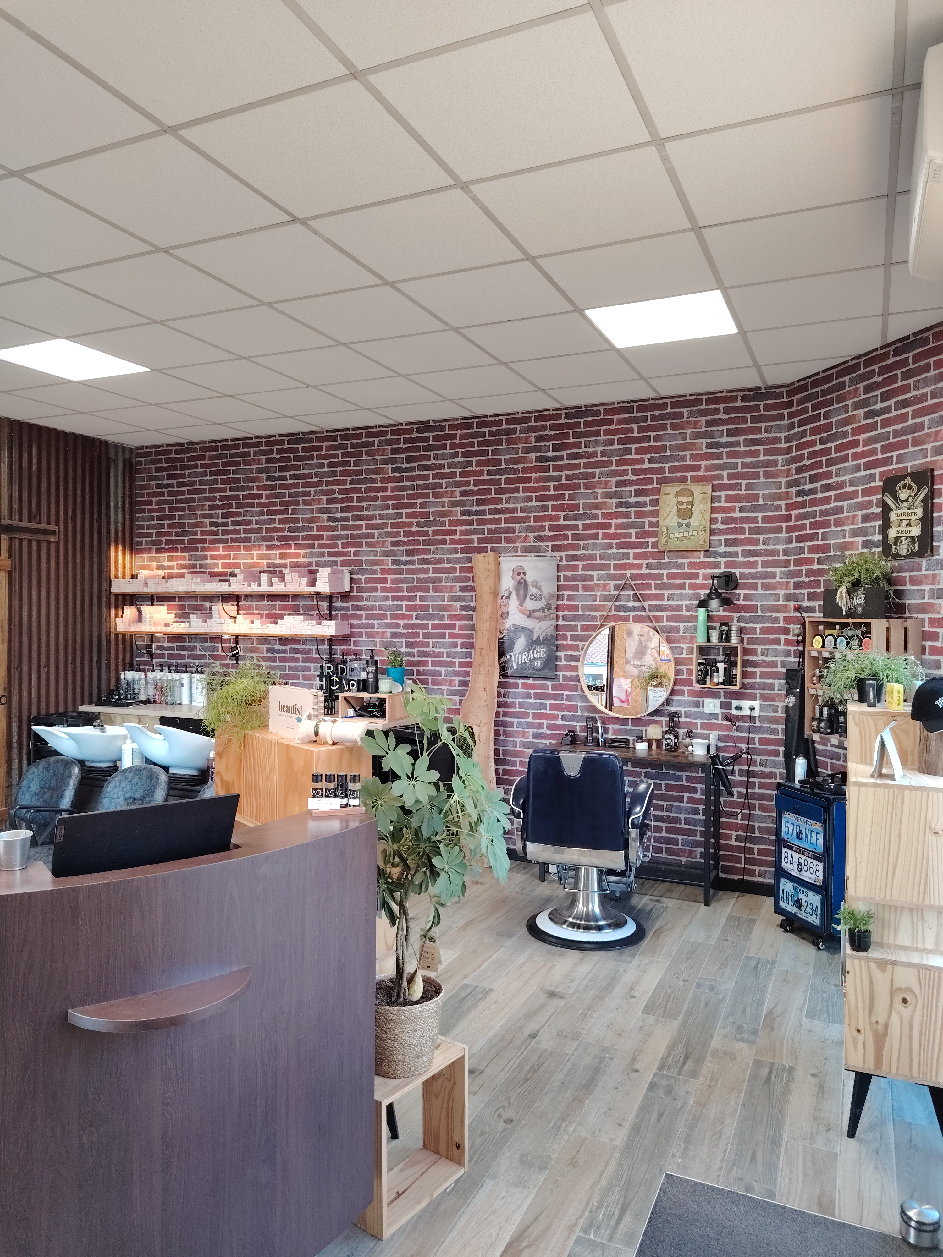 Vend fond de commerce salon de coiffure 43 m2 ,refait à neuf en 2021 .

-4 postes de coiffage dont 1 barbier.
-3 bacs à shampooing .
-espace attente.
-salon climatisé.
-parking réservé à la clientèle .

Pour plus de renseignements n'hésitez pas à me contacter .