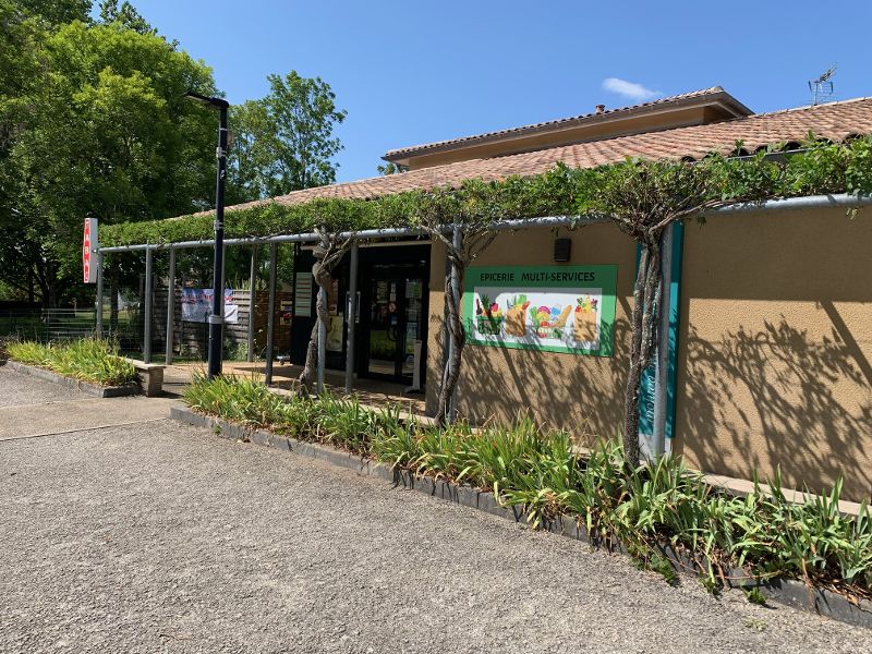 Magasin Alimentation générale, Fruits et légumes, Tabac, presse régionale et Française des jeux. 
Dépôt de gaz.
Pas de contrat de franchise, totalement indépendant.
Superficie de vente de 100 m + bureau + toilettes + local cuisson.
Commerce implanté en Sud Gironde dans un village de 1000 habitants situé entre la forêt des landes de Gascogne et le vignoble des Graves . 
Écoles maternelle et primaire, crèche , collège et lycée privé.
Salon de coiffure, bar restaurant.
Village situé à 45 minutes de Bordeaux et 1h 15 de l'Océan et du Bassin d'Arcachon.
Logement attenant au commerce avec 3 chambres, cuisine , salon et salle à manger. Terrain clos.
Les murs appartiennent à la Mairie, bail commercial 3/6/9.
Loyer logement 250€ , loyer commerce 490 € TTC (409 € HT).