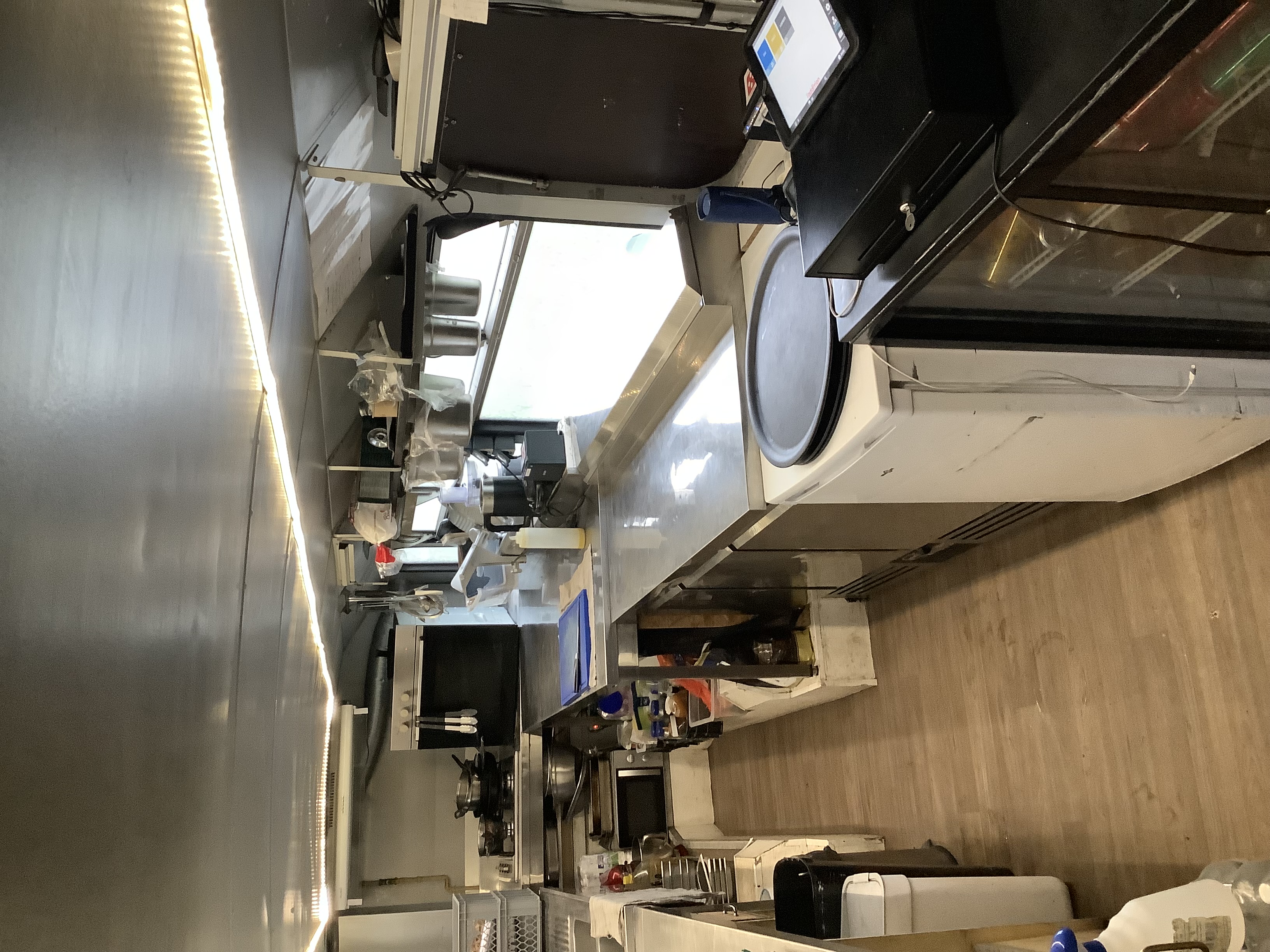 A VENDRE 

Bus impérial Anglais “Leyland Olympia 1990 Alexander” transformé en restaurant-bar à jeux nomades. 

Vous recherchez un concept unique en France ? 
Voici une pièce rare et emblématique qui attire l'œil et la curiosité grâce à une visibilité de loin et un concept très attractif.
Exploitable toute l’année grâce à sa salle de restaurant à l’étage du bus. 
Entièrement prêt à exploiter, clé en main sans travaux ni investissement supplémentaire. 

°Bus roulant, carte grise collection Française. Non assujetti au contrôle technique. Se conduit avec un permis poids lourd (catégorie C). 
°Bus équipé de panneaux solaires et de batterie lithium pour être en autonomie. 

Aménagement 
Au rez de chaussé (14m2 environ) ; cuisine professionnelle aménagée (four, plaque, hotte, table inox, plonge, frigo saladette, congélateur, frigo top, frigo bar, tireuse 2 becs, etc).
Ouverture latérale de 2 fenêtres (avantage : prise de commande, paiement et envoie plus fluide).
Atout : un WC autonome avec meuble lavabo et porte serviette. 

A l’étage 
Salle de restaurant confortable avec banquettes de 24 places assises répartie sur 7 tables. Chacune d’elles possède un éclairage et une prise électrique. 
2 grandes ludothèques comprenant environ 200 jeux de sociétés. 
Salle équipée d’une climatisation monobloc (ventilation idéale pour l’été) et d’un chauffage autonome à air pulsé au diesel (pour la saison hivernale).

Equipement extérieur 
Tables & chaises pliantes (une trentaine de places assises), touret, transat, 2 barnums, mange debout, jeux géants en bois. 


Chiffres :
Ouverture chaque semaine comprenant 2 journées complètes et 2 soirées. 

Année 2025 : Du 5 février au 31 décembre (fermé pendant 3 semaines)
Chiffre d’affaire : 105 742€
EBE : 26 497€

Bilan disponible à la demande. 

Offre : 
Fond de commerce : 85 000€
Rachat des actions : 10 000€


N’hésitez pas à nous contacter pour plus d'informations et nous demander l’annonce complète et détaillée de la vente.