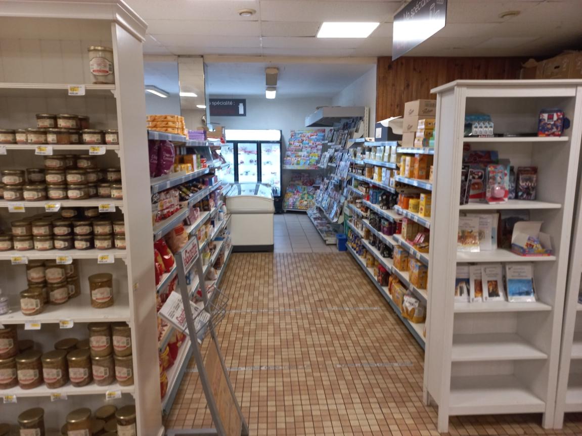 Situé sur la commune de Mauléon-Barousse , il est le seul commerce d'alimentation en vallée de Haute-Barousse dans les Hautes-Pyrénées, département du sud de la France très touristique.

Ce commerce de proximité d'une surface d'environ 85 m2 propose de multiple services : boulangerie, pâtisserie, épicerie, bouteilles de gaz...

Le chiffre d'affaire annuel est de 310000€/an

Ce local commercial communal comprend le magasin, le laboratoire boulangerie-pâtisserie et un appartement type T 4 pour un loyer de 765,00 €