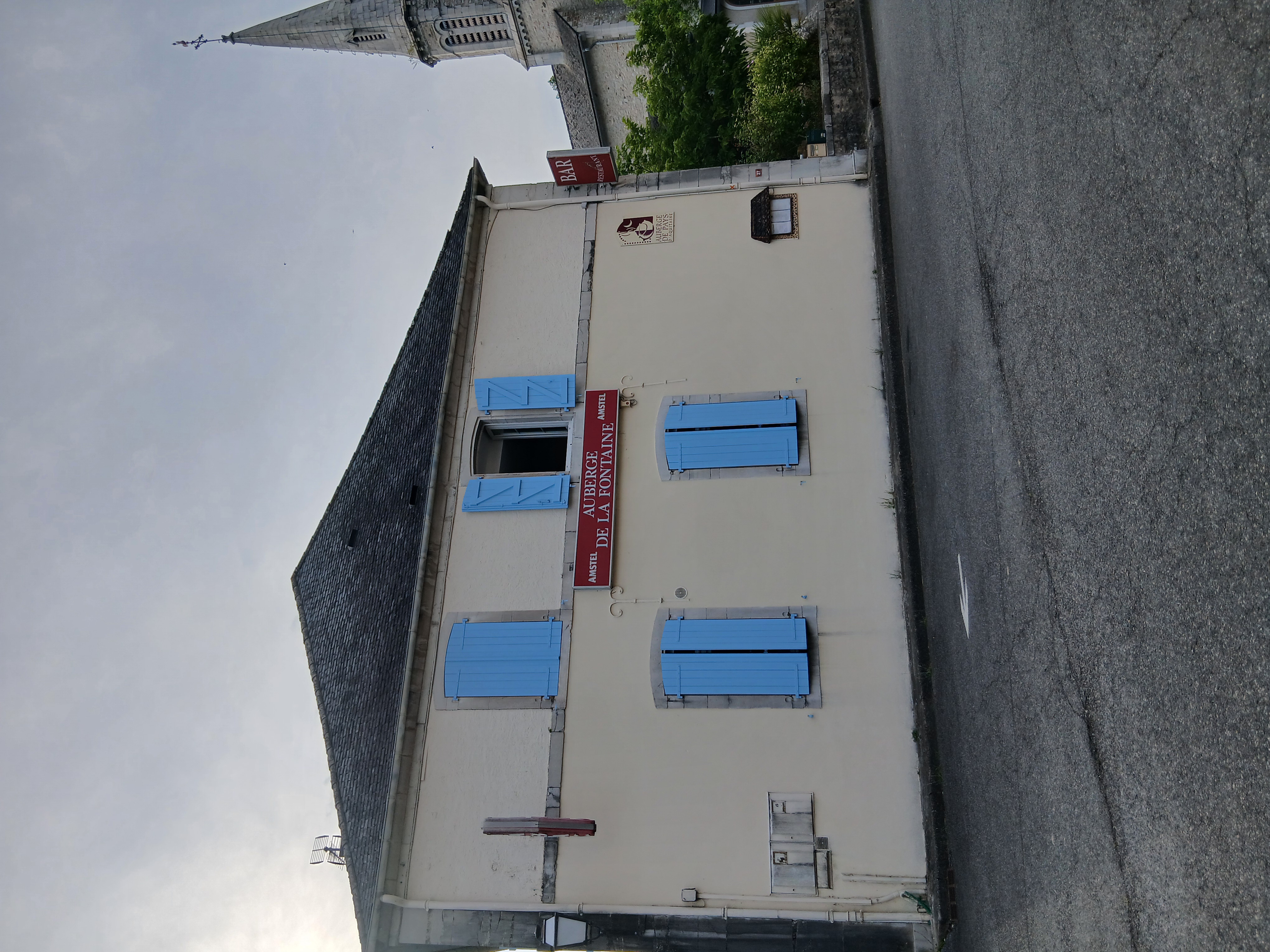 RECHERCHE COUPLE POUR LOCATION GERANCED'UNE AUBERGE AVEC HOTELLERIE  D'UNE DUREE DE 23 MOIS RENOUVELABLE AVEC LOYER DE 2850 € HT ET CAUTION DE 25000 € 
3 NIVEAUX :
RDC : SALLE RESTAURATION DE 60 PLACES, CUISINE EQUIPEE AVEC CHAMBRE FROIDE, BAR, TERRASSE
1ER ETAGE : SUITE AVEC SALON, 2 CHAMBRES AVEC SALLE DE BAIN, APT F3 POUR GERANT AVEC COIN CUISINE,  2 CHAMBRES, SALLE DE BAIN, SALON COMMUN ;
2EME ETAGE : 4 CHAMBRES CLIMATISEES AVEC SALLE DE BAIN,
ATTENANT AU 1ER BATIMENT SALLE POLYVALENTE DE 225 M² AVEC CUISINE EQUIPEE, BAR, SANITAIRE, MOBILIER.
PLACES DE STATIONNEMENT A PROXIMITE