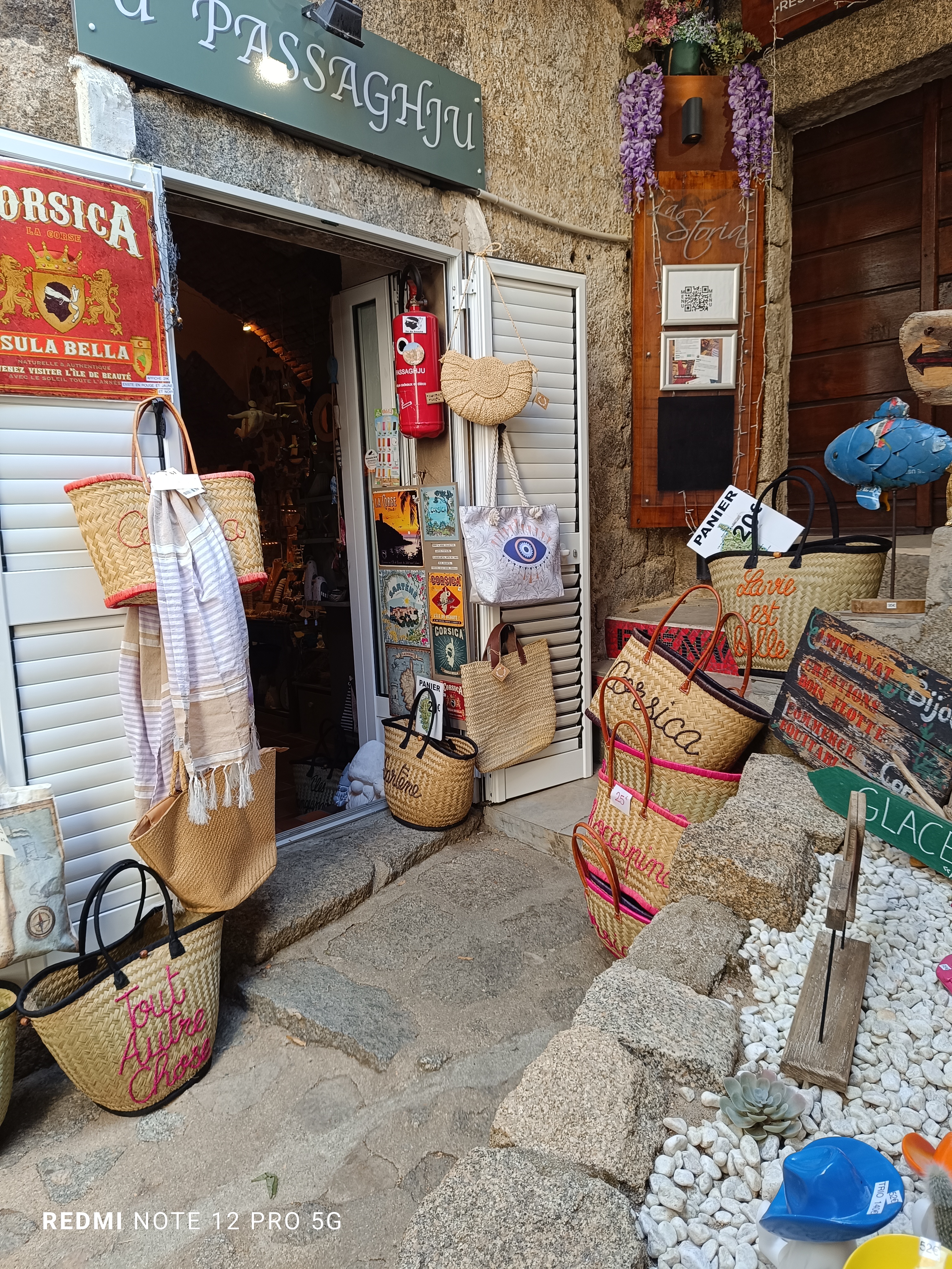 Fonds de commerce à céder dans village très touristique.
Actuellement boutique saisonnière mais possibilité de changer pour en faire un café, restaurant...
Faible Loyer 500€/mois
Réserve attenante 
Sanitaires

Libre dès le premier octobre 2025
Plus d informations sur demande motivée.
Prix à discuter si reprise des meubles et du stock ;
Fonds de commerce 42 000€
Meubles 5500€
Stock 12500€