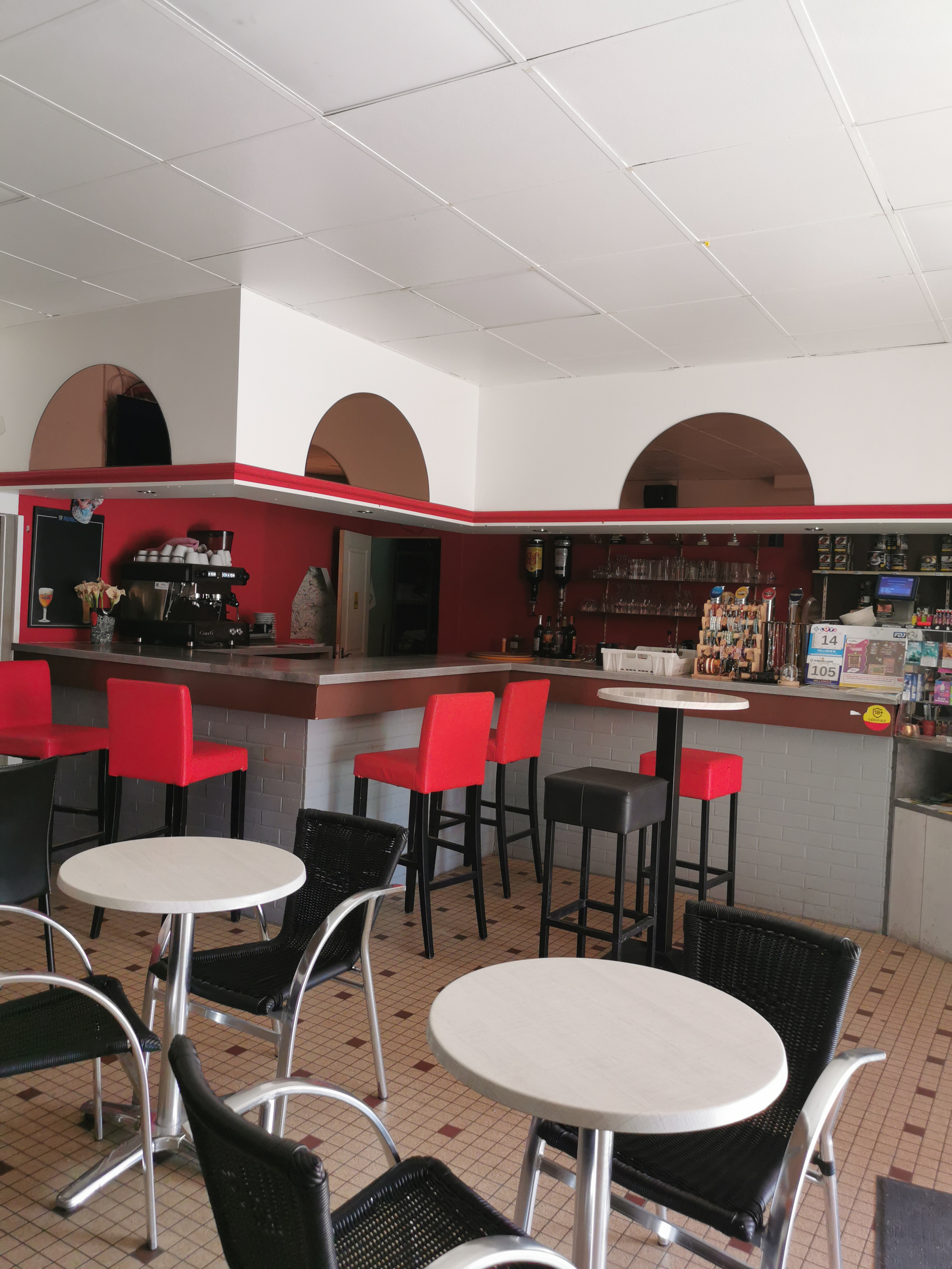 À vendre: Bar avec fort potentiel en Bretagne.
Cause nouveau projet de vie ' vends bar tabac chaleureux et convivial bénéficiant d une clientèle fidèle et d une belle visibilité.
Situé dans un secteur vivant et agréable.
L établissement offre
_ une salle accueillante
_un espace bar fonctionnel
_ une salle de billard
_une grande terrasse à l extérieur
_ du potentiel de développement
(animations grande restauration
Soirée etc....)
Clientèle régulière
Affaire ideale pour une personne seule ou un couple
Matériel en place
Pas de contrat brasseur
Possible de reprise rapide.
Le bar possède une atmosphère conviviale appréciée de la clientèle locale et de passage.
Belle opportunité pour une première affaire ou un changement de vie en Bretagne.
Plus d informations et photos sur demande.
Possibilité d accompagnement pour la reprise au démarrage si souhaité.