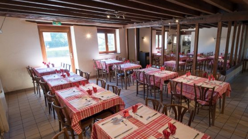 Urgent
Le fonds de commerce de ce bar restaurant, unique commerce d'une petite commune rurale située au Sud-Est de la Haute-Vienne, est à reprendre. La clientèle de l'établissement est à la fois ouvrière et locale (familles, associations, habitants, etc.).
Le local, qui appartient à la commune, est entièrement équipé et opérationnel pour une reprise clé en main. Il se compose : 
    - d’une salle de bar avec vitrines réfrigérées, pompe à bière, machine à café, caisse enregistreuse aux normes 
    - d’une salle de restaurant de 40 couverts avec poêle à granulés, buffet salad’bar refrigéré, vaisselle, couverts 
    - d’une cuisine et arrière-cuisine comprenant fourneau, 2 fours, plancha, friteuse, plans de travail inox, lave-vaisselle, chambres froides, bain-marie, petit équipement… 
A cela s’ajoute deux terrasses qui disposent d'une belle vue sur la campagne limousine.

Belle opportunité qui nécessite peu d'investissements initaux. Des pistes de développement de l'activité à envisager : développement de la clientèle professionnelle/d'entreprises, de la clientèle touristique, adjonction d'une activité de traiteur, utilisation de produits locaux, organisation d'animations/évènements, etc.  

Loyer modéré + la licence IV dans le bail. Immédiatement disponible et pas de salarié.

Prix de vente du fonds de commerce :  15 000 € (à discuter en fonction des projets).