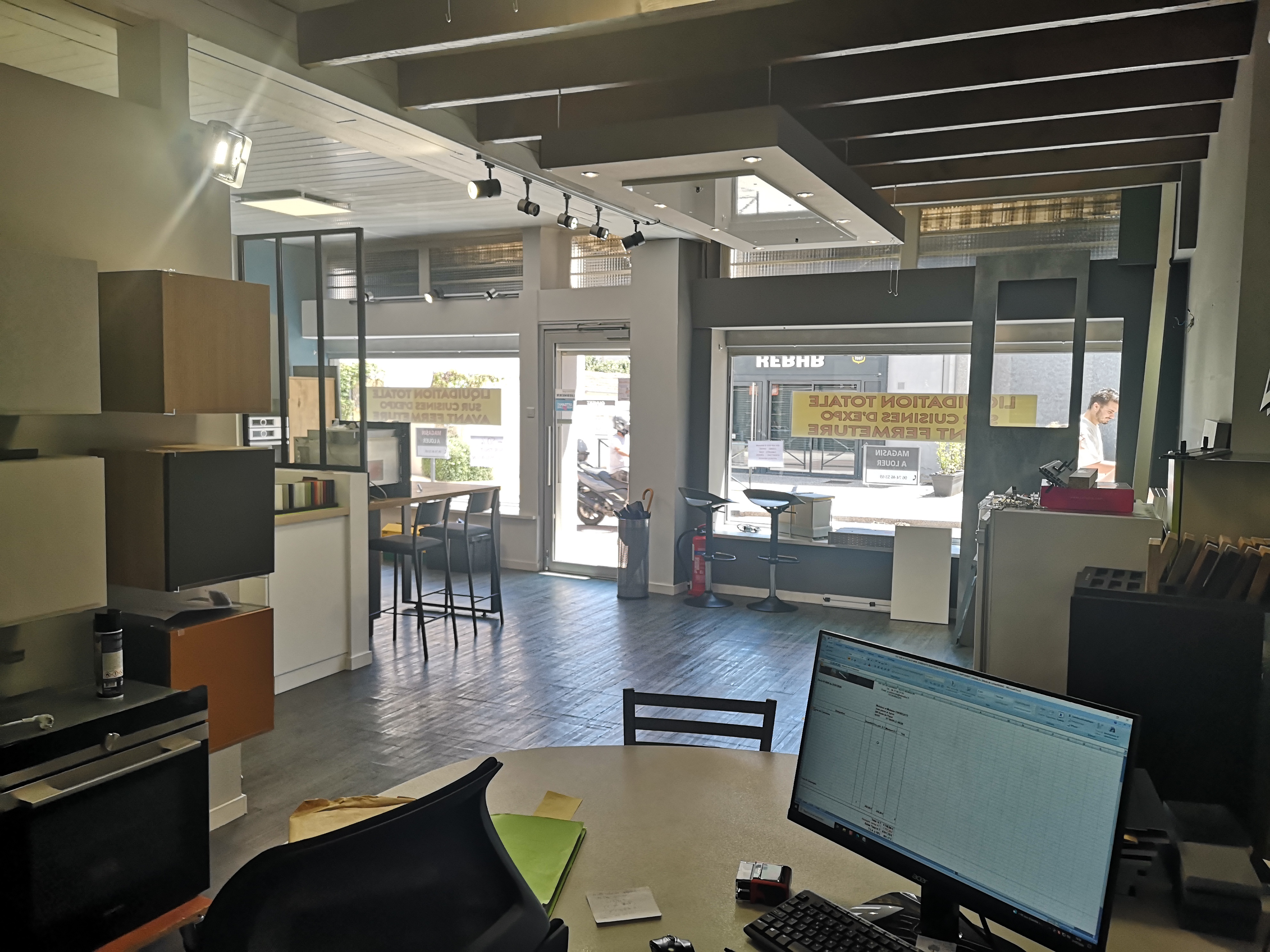 Cadre de vie :
Situé au cœur de La Côte Roannaise, Renaison est un bourg commerçant de 3 000 habitants avec une dynamique économique et une attractivité très fortes, avec une large zone de chalandise et une offre très complète et diversifiée. C'est aussi un pôle de services pour les villages des environs.

Description du local : Bel espace commercial au cœur de Renaison avec parking à proximité dans une rue commerçante. Local 92 m² (grande pièce 50 m², cuisine, bureau, petite cour intérieure, WC, dégagement, chaufferie, cave). Chauffage central au gaz, 2 grandes vitrines équipées de volets roulants.

Prix : loyer 590 € HT / mois charges comprises

Aides financières : Accompagnement personnalisé des porteurs de projets par les services de Roannais Agglomération. Possibilité d'accompagnement du conjoint. Aides à l'investissement (30 %) Région et Roannais Agglomération. Prêts d'honneur et garantie de prêts en lien avec Initiative Loire et Loire Active.