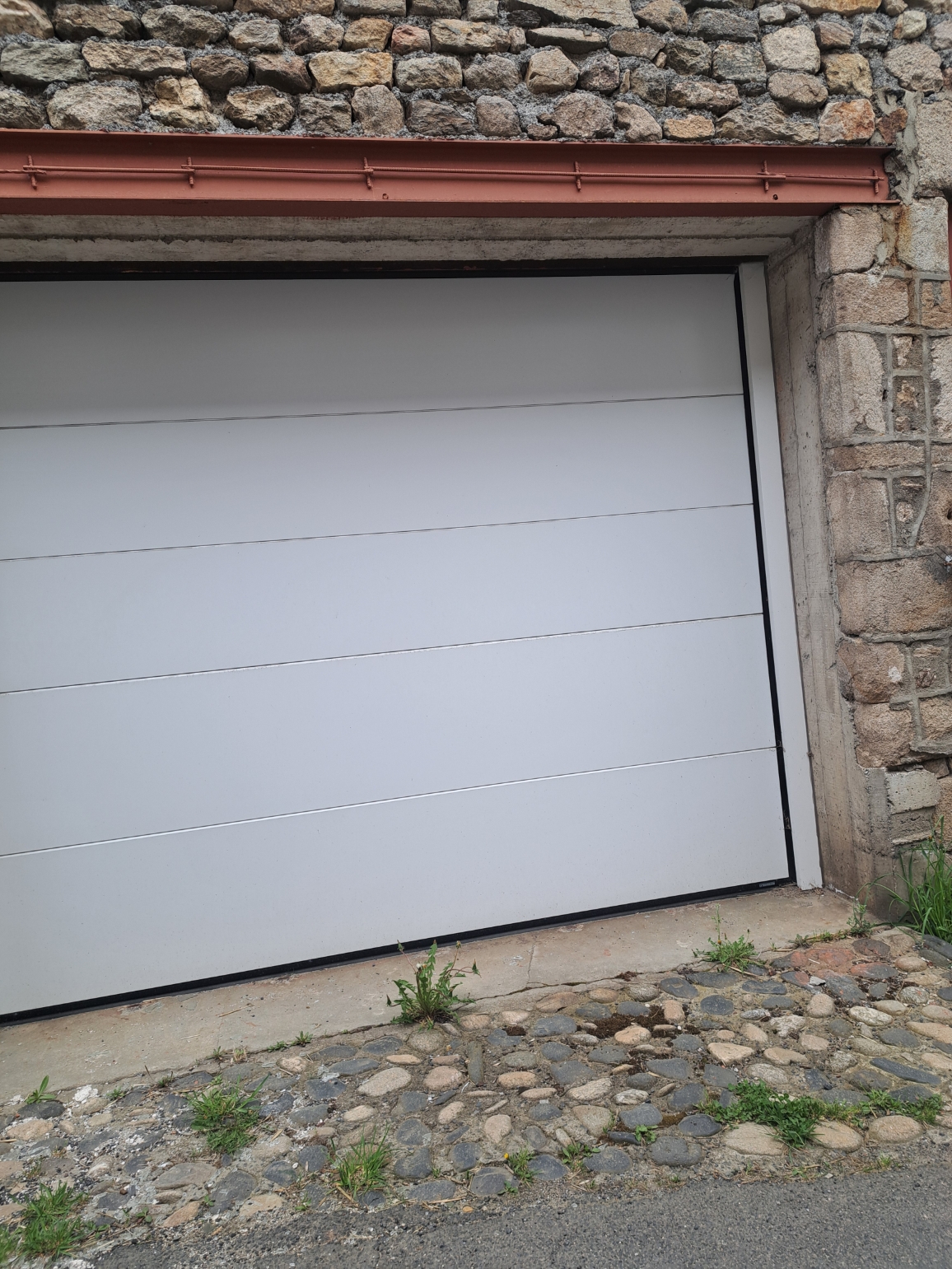 Au cœur du Parc naturel régional Livradois-Forez, sur la commune emblématique de La Chaise-Dieu, nous vous proposons une
opportunité rare associant un local commercial polyvalent et un ensemble résidentiel à fort potentiel. Ce bien s'adresse aussi bien à un
investisseur averti qu'à un porteur de projet souhaitant conjuguer activité professionnelle et revenus locatifs dans un territoire
touristique reconnu. Le local commercial de 105 m², complété par une réserve de 140 m², offre une grande souplesse d'exploitation.
Historiquement dédié à la restauration (40 couverts, équipements professionnels en place), il peut tout aussi bien accueillir une activité
de services, un commerce de proximité ou tout autre concept adapté à la vie locale et au Gux touristique. La Licence IV, incluse dans la
cession, représente un atout précieux pour maintenir ou créer une activité de bar, ou simplement pour valoriser la revente. L'ensemble
comprend également un garage avec remise de 140 m², offrant des capacités de stockage ou d'aménagement supplémentaires peu
courantes sur ce secteur. Le pôle résidentiel, composé de 3 studios (de 18 à 25 m²) et de 2 appartements de 46 m², ouvre quant à lui de
belles perspectives de rentabilité : exploitation en meublés de tourisme ou gîtes pour capter la forte demande estivale et festivalière, ou
location à l'année pour des revenus stables et réguliers. Loyer annuel : 12.000 €. Cession pour cause de départ à la retraite. Bien
conforme aux normes en vigueur. Prix de vente de l'ensemble : 230.000 €.