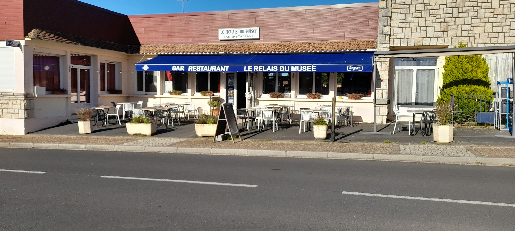 Mise en gérance d un bar restaurant ( licence IV) à SIRAN 15150.
Local de 180m2 d'un bon état général sur un terrain de 300 m2.cet établissement comprend:
- une salle de 35/40 couverts
- un bar et une cuisine équipée
- une terrasse plein sud de 70m2 et une à l arrière de 40m2
- FDJ et dépôt de gaz ( contrats à reprendre potentiellement)
- une partie privative.
Il est situé dans le bourg sur l axe principal face à la salle polyvalents et son parking.
SIRAN est une commune de 470 habitants aux confins du LOT et de la CORREZE. Un tissu économique et associatif est présent alors que des restaurants alentours ont fermé pour cause de retraite.
Le musée de l'accordéon mitoyen, les gorges de la Cère et les évènements festifs alentour( La Mangoune, Festival de boogie-woogie, les fêtes estivales...) sont autant de potentiels de développement à saisir.
Candidat expérimenté, accueillant et désirant apporter un service aux habitants( repas ouvriers, repas à emporter, lieu d 'accueil...) sera le bienvenu.
Si en plus vous êtes passionne par la musique, la randonnée ou les sports mécaniques, vous êtes formidable.
Libre au 15/12/2025 donc à vous de jouer.