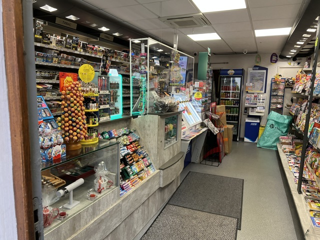 🏪 À VENDRE : Fonds de Commerce Tabac - Presse - Loto en Ardèche
cause retraite tenu 16 ans.

Opportunité rare au cœur d'un village touristique et dynamique de l'Ardèche ! Idéal pour un couple de repreneurs ou une reconversion professionnelle, ce commerce de proximité bénéficie d'une excellente réputation, d'une clientèle locale fidèle .

📍 Emplacement & Cadre de vie

• Localisation : Sud Ardèche (secteur touristique / proche axe passant).
• Le secteur géographique exact (Nord Ardèche, secteur Tournon sur Rhône ,20kms de Valence.
• Environnement : Emplacement numéro 1 au centre du village, stationnement facile à proximité immédiate + arrêt minute, proche de commerces de bouche (boulangerie, boucherie).coiffeur ,agence postale ,école, restaurant ,médecin kiné.
• Locaux : Surface de vente de 35 m² entièrement climatisée, agencée avec du mobilier récent et sécurisée (caméras, rideau métallique intérieur extérieur ). Zone de stockage/réserve saine d'environ 20 m².

💼 Activités & Services développés

• Activités principales : Tabac , Presse (linéaire optimisé), FDJ (Loto, grattage).
• Services additionnels : Relais colis, carterie, confiserie, souvenirs locaux, et compte Nickel, point vert.
• Potentiel de développement : Possibilité d'ouvrir une activité de PMU, de développer le rayon cave à cigares, vape ,CBD, ou de proposer une offre de snacking à emporter.

📊 Chiffres clés & Éléments financiers

• Chiffre d’Affaires (CA) : Stable et rentable (Détails des commissions et CA communiqués après premier contact écrit et signature d'un accord de confidentialité).
• Loyer : Très raisonnable (580 € / mois), bail commercial 3/6/9 en cours.
• Horaires actuels : Fermé le dimanche après-midi les jours fériés 3 semaines dans l'année (offrant un excellent équilibre vie pro / vie perso).

🔑 Les points forts

✅ Zéro travaux à prévoir : Magasin propre, moderne et aux normes .
✅ Accompagnement assuré : Je propose une période de transition et de formation pour faciliter la reprise.
✅ Clientèle mixte : Activité régulière à l'année renforcée par une très forte affluence de mai à septembre.(saisonniers)
Prix de vente du fonds :175 000€ (Hors stock)
Apport personnel nécessaire estimé pour l'obtention du prêt bancaire : environ  30 %.
Contact : Pour plus d'informations, photos complémentaires ou pour organiser une visite, merci de me contacter par email.
(Curieux s'abstenir, premier échange après vérification de la capacité financière).

• Le logement de fonction est inclus dans le bail .Très bel appartement entièrement rénové, 3 chambres ,salon, sdb terrasse +cours intérieure .


Prix de vente 175000€ +stock et frais de transaction.