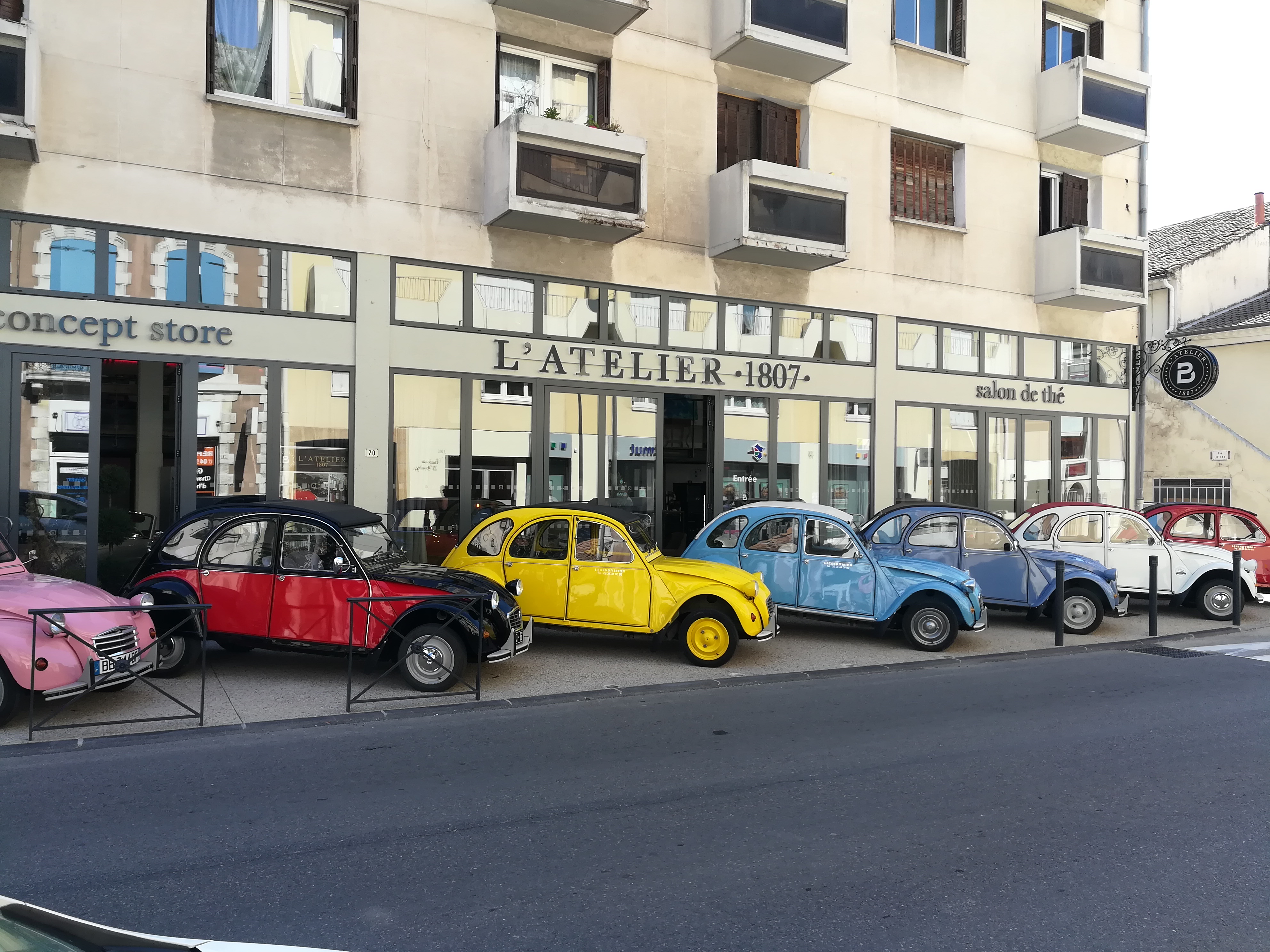 Cède activité/fonds de commerce de location de voitures anciennes (2cv CITROËN) dans une région d’activité à fort potentiel (Provence) mais qui peut être implantée n’importe où en France ou ailleurs !
L'activité a été créée en 2015, elle est exploitée actuellement comme activité secondaire et demande à être développée davantage pour en exploiter tout son potentiel.
La clientèle cible est aussi bien les particuliers pour loisirs, des mariages, les sorties entre amis ou en famille, les EVJF et EVJG, les professionnels qui organisent des évènement d’entreprise (team building, cohésion d’équipe et séminaires) et bien plus encore.
Son CA est modulable en fonction de l'énergie que vous y mettrez !! Aujourd'hui je l'exploite en tant que passionné et amoureux des 2cv en complément d'activité et rapporte un minimum de 10 à 12000€ par voiture exploitée en moyenne par an depuis 7 années d’exploitation et peut être largement augmenté en fonction de votre développement.
L'activité est vendue sous 2 possibilités :
-La 1ère étant la cession de la marque (déposée à l’INPI), le logo, le concept, le site internet marchand avec réservations en lignes liées à votre calendrier et son référencement en bonne position sur GOOGLE puisque présent depuis 2015 et de nombreux avis 5*, la fiche entreprise Googles est déjà crée, les comptes réseaux sociaux, la communication papier et numérique (inscriptions sur site spécialisés….), les documents obligatoires de l’activité (contrat de location, CGL et CGV) spécifiques. Le concept et la marque peut être déplacé ou bon vous semble.
-En 2ème choix : La 1ère solution plus : Le parc roulant de 2cv prêtes à louer (4,6 ou 7 voitures) avec leur signalétique (discrète) en place sur les voitures, la communication visuelle (PLV, pancarte, magnets pour véhicules), + le contrat d'assurance spécifique à la location de véhicules légers qui pourra être repris auprès de notre courtier.

Possibilité d'accompagnement et de formation pour le repreneur si nécessaire.
*1er contact par email uniquement, merci