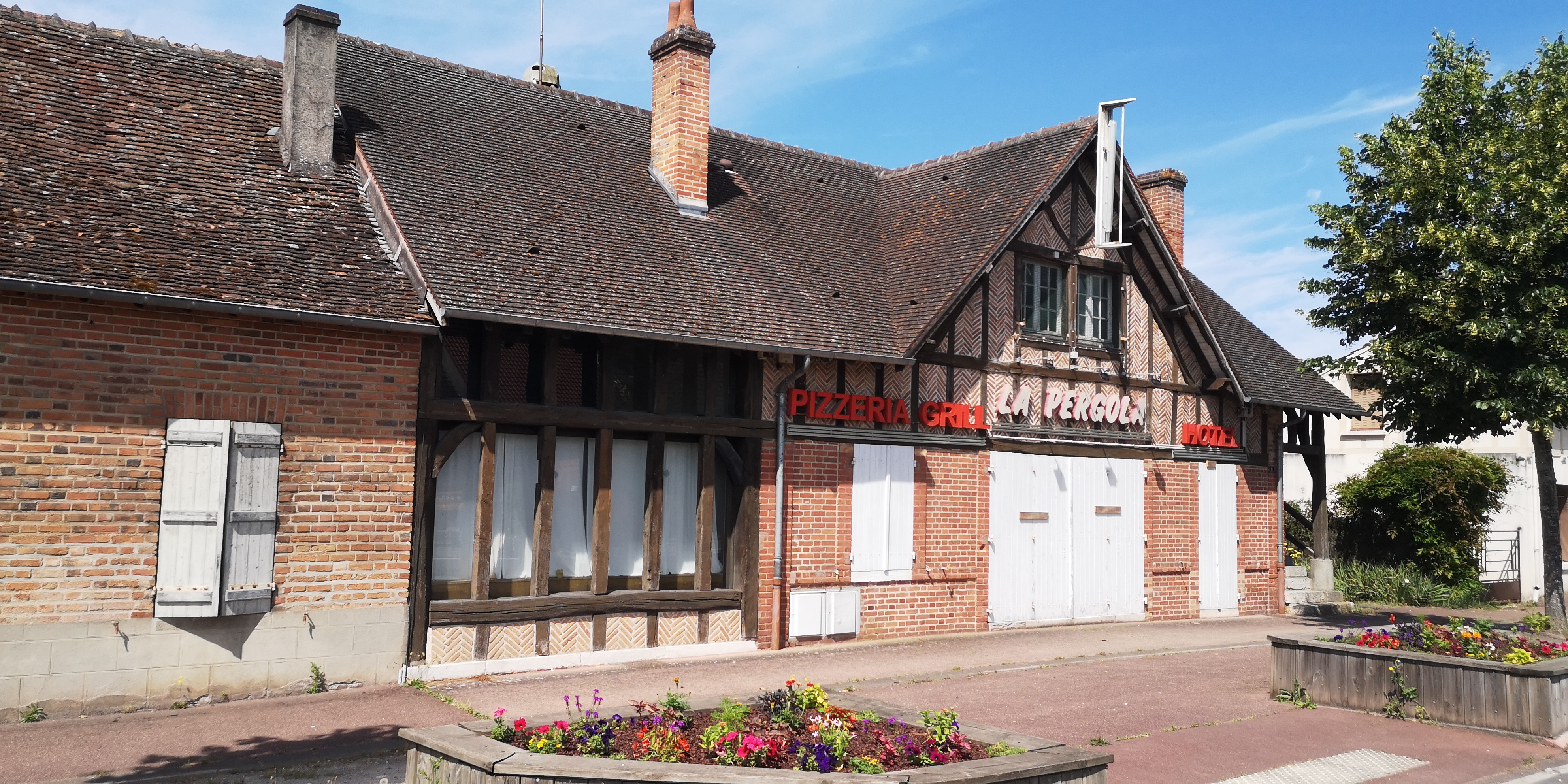 LOCATION-GÉRANCE RESTAURANT
En Sologne, à Lamotte-Beuvron, ville de 5 000 habitants, qui accueille et organise de nombreux événements attirant plus d’1 million de visiteurs chaque année : Game Fair, Nuits de Sologne, Open Generali de France et à proximité de Center Parcs...
A proximité d'une gare SNCF et de l'autoroute (A71), l’établissement se situe sur la RD2020, axe principal et commerçant de la ville, reliant Vierzon et Orléans. 
Etablissement composé de 2 salles, 1 terrasse et 1 appartement de fonction. 
Rénovations et mise aux normes réalisées en partenariat entre la Ville et le futur exploitant. 
Début des travaux décembre 2024 pour une livraison courant 2025.  Loyer à négocier.