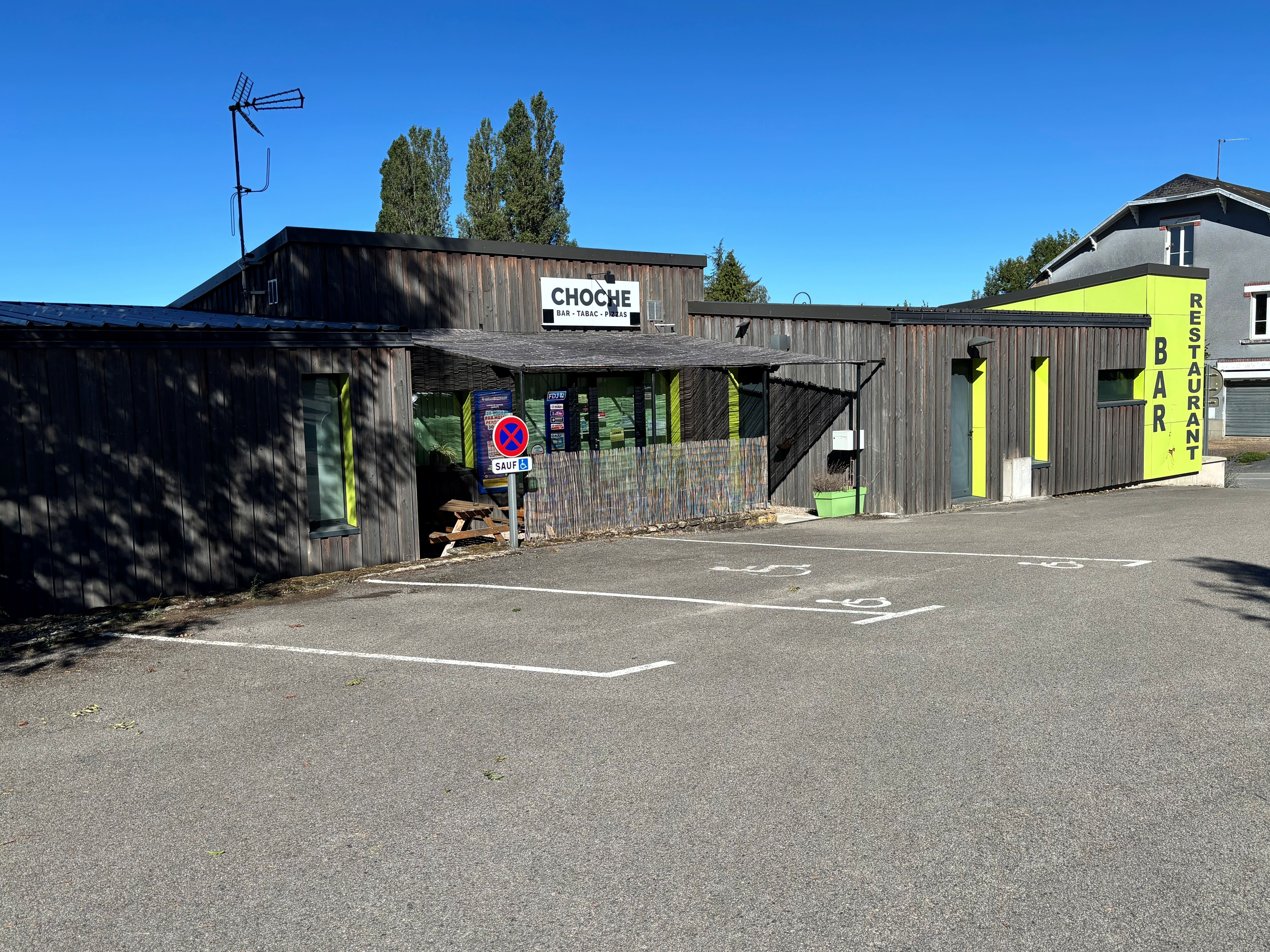 Belle opportunité pour un professionnel de la restauration !

La commune d'Azérables propose à la location un établissement communal dédié aux activités de restaurant, bar et tabac/jeux, prêt à être exploité.

D'une superficie totale d'environ 200 m², le bien comprend :
·   une salle de restaurant chaleureuse d'environ 50 m²,
·   un espace bar d'environ 35 m²,
·   une cuisine professionnelle entièrement équipée (25 m²) avec du matériel en excellent état,
·   des réserves, une cave,
·   un bureau et des espaces dédiés au personnel,
·   une agréable terrasse de 50 m², idéale pour accueillir la clientèle aux beaux jours.

L'établissement est proposé avec son mobilier (tables, chaises), sa vaisselle et un agencement complet, permettant une reprise rapide de l'activité.

Situé au cœur d'une commune dynamique de l'ouest de la Creuse, le commerce bénéficie de la présence de nombreux services de proximité (boulangerie, pharmacie, salon de coiffure, superette, station service), d'un tissu d'artisans et d'entreprises locales, ainsi que d'un emplacement facilement accessible grâce à un grand parking, à proximité immédiate de la D1 et à seulement 5 km de l'autoroute A20.

Afin de faciliter l'installation du futur exploitant, la commune propose un bail précaire de 18 mois avec un loyer progressif :
·   600 € / mois,
·   puis 800 € / mois,
·   puis 1 000 € / mois.

Des charges mensuelles de 100€ sont à rajouter comprenant ordures ménagères, taxe foncière et location de la citerne de gaz (électricité, eau et gaz restant à la charge du locataire).

Le matériel de cuisine, le mobilier de salle et la vaisselle sont à reprendre.

Une belle opportunité pour développer un projet de restauration dans un établissement moderne, fonctionnel et immédiatement opérationnel.