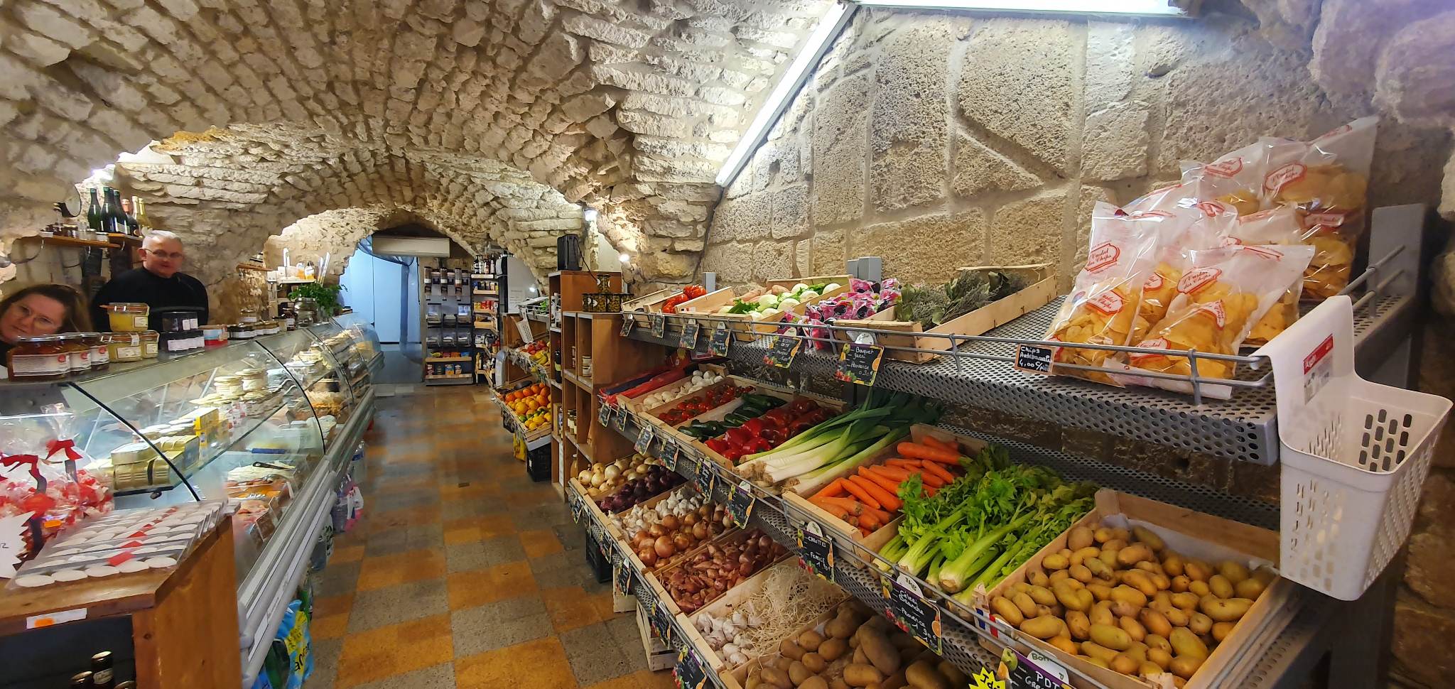 Epicerie fine située au cœur d'un village gardois, ancienne bergerie avec beau potentiel. Le village est situé dans le triangle d'Avignon, Nîmes et Arles aux portes de la Camargue. a Proximité du Pont du Gard, des Beaux de Provence et à 1h00 des Saintes Marie de la Mer. Les produits locaux tel que fruits, légumes, vins, huile d'olive, miel, fromages de chèvres etc... remplissent les étalages du magasin.
Depuis moins d'un an, le magasin fait relais colis Chronopost et Colissimo. 
Accepte les titres restaurants ( Cartes et tickets resto).
Sur une surface d'environ 55m2 réserve inclus, le fond de commerce, le matériel et le véhicule type Master sont vendus au prix de 68000€ l'ensemble.
Vente de notre commerce pour des raisons familiales.