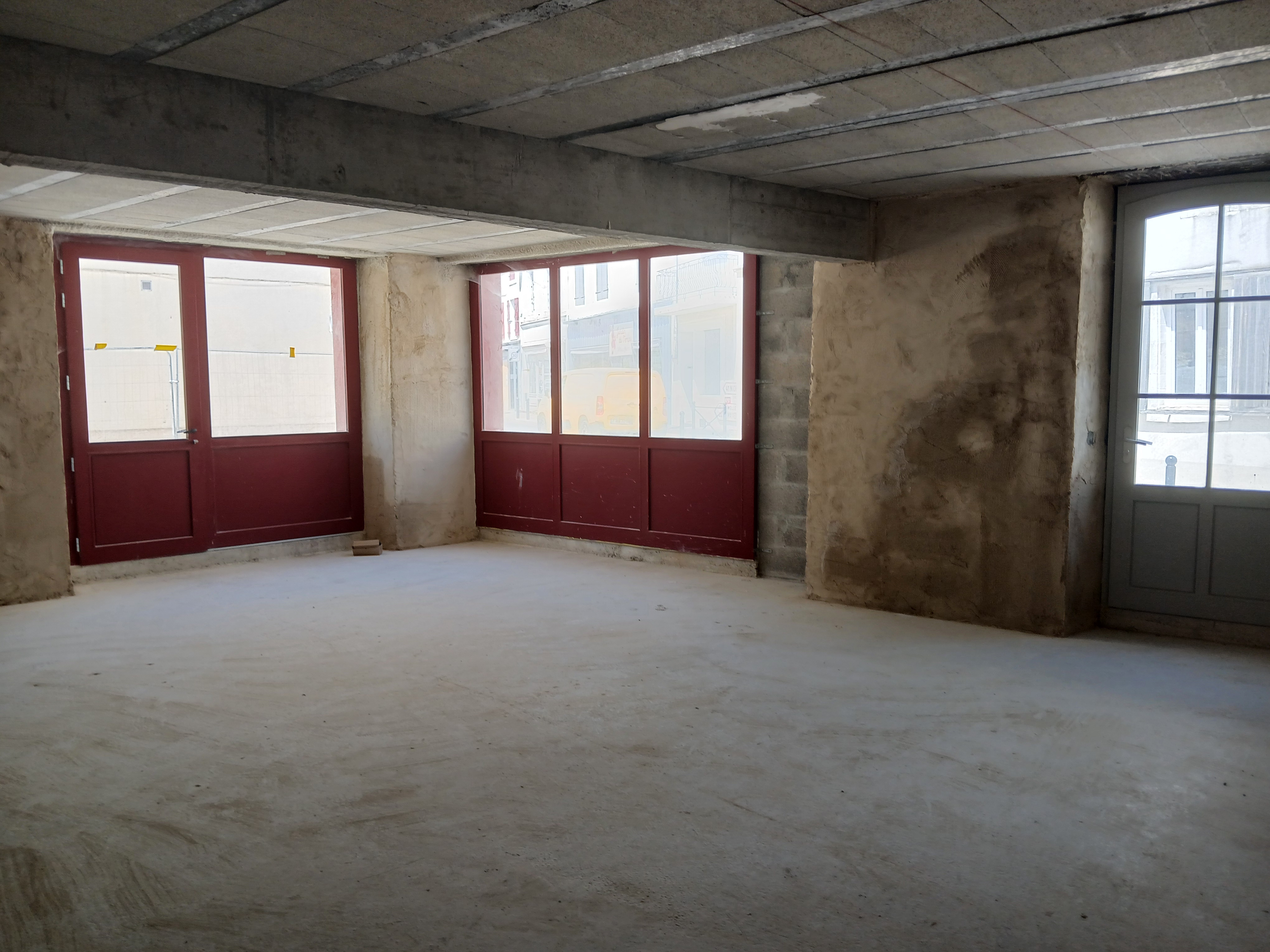 Au cœur d'un Ilot nouvellement réhabilité, à louer une grande cellule commerciale à aménager de 105.55 m2 (avec 2 caves) de plein pied, avec une belle devanture rouge vif. Située en centre ville, cette location comprend :
* 1 pièce avec une vitrine et un porte vitrée ouvrant sur un passage piéton ainsi qu'une vitrine et porte ouvrant sur une rue circulante. (cette pièce dispose d'un accès à une cave)
* 1 pièce contigüe à la première, disposant de 2 fenêtres donnant sur la rue  circulante
*  local de service muni d'une rampe donnant accès à l'arrière  de l'immeuble ainsi qu'à une cave.
Cellule commerciale brut de béton mais aménagement de base négociable. 
Mitoyenneté avec un autre commerce. 
Loyer envisagé : 550€ pouvant être revu si une aménagement de base en demander à la collectivité. 
Nature du Bail commercial : 9 ans