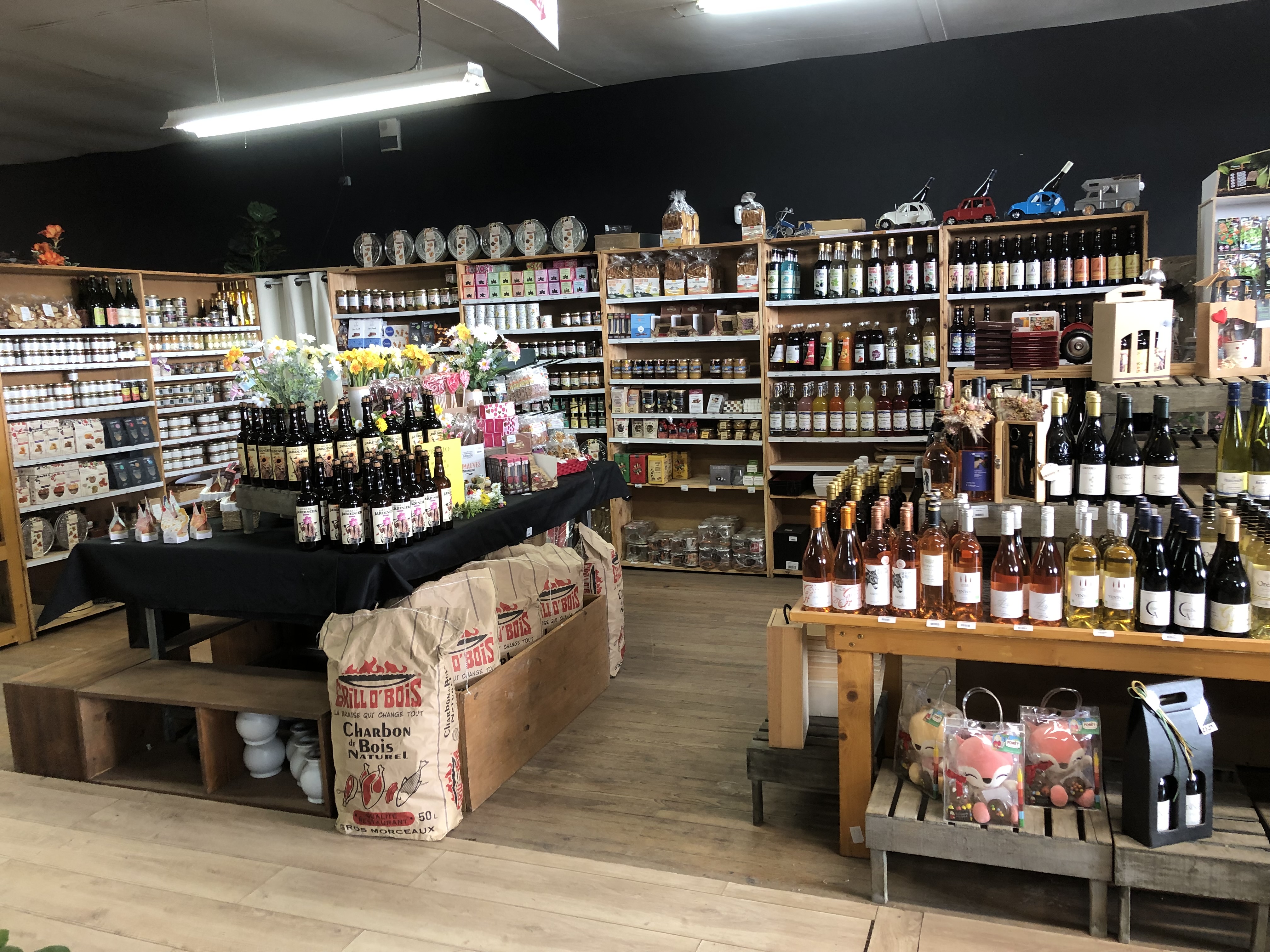 A VENDRE : Fonds de commerce - Jardinerie, Décoration, Fleuriste et produits du terroir- Emplacement stratégique à Orange (Vaucluse) (libre tous commerces)

Surface : 600 m² intérieur + 80 m² extérieur
Prix : 90 000 €  (hors stock, option de reprise du stock disponible)
Le fond comprend le mobilier et agencement ainsi que le mode de chauffage/climatisation ( matériel + immatériel)
Faible Loyer : 1 245 € HT/mois, charges : 30 €/mois, taxe foncière incluse

Description :
Opportunité rare pour les passionnés de jardinage et de décoration ! Le fonds de commerce, situé en bordure de la nationale 7 à Orange, bénéficie d’un emplacement privilégié à une intersection desservant Piolenc, Orange, Sérignan et Uchaux. L’établissement se trouve dans une petite zone commerciale avec un grand parking privé gratuit (revêtement en projet de rénovation) pour accueillir facilement la clientèle.

Caractéristiques de l’établissement :

• Superficie intérieure : 600 m², dont 500 m² d’espace de vente couvert et 100 m² de réserve incluant une salle de pause (coin cuisine et WC)
• Superficie extérieure : 80 m² de surface de vente devant le magasin, idéal pour la jardinerie et l’espace floral
• Aménagements : Chambre froide de 6 m² pour fleurs coupées, agencement optimisé pour chaque activité et eau gratuite issue d’un forage

Activités proposées :

Cet espace commercial complet et bien organisé inclut une jardinerie(plantes et accessoires), un fleuriste, un coin de décoration, une animalerie, une épicerie fine, un large choix de poterie et un rayon funéraire. Une configuration idéale pour attirer une clientèle fidèle et diversifiée, à la recherche d’un lieu unique regroupant plusieurs univers.

Chiffres clés 2024 :

• Chiffre d’affaires annuel : 269 000 €
• Résultat net : 10 422 €
• EBE : 17 300 €
• Solvabilité : Ratio de 30 %
• Stock actuel : 100 000 € (non inclus dans le prix, option de reprise disponible)

Potentiel et perspectives :

Avec une clientèle locale fidèle et un environnement commercial dynamique, cet établissement offre de belles perspectives d’expansion pour un couple ou un investisseur souhaitant développer un projet de fleuriste ou autour de la nature, de la décoration, et du jardinage. Ouvert depuis plusieurs années et exploité sous sa forme actuelle depuis 2018, ce commerce ouvert du mardi au dimanche midi présente un fort potentiel de développement dans une région prisée.

Pour plus de renseignements, des photos supplémentaires et un dossier complet, contactez-nous dès maintenant
Vous pouvez également nous contacter par sms.