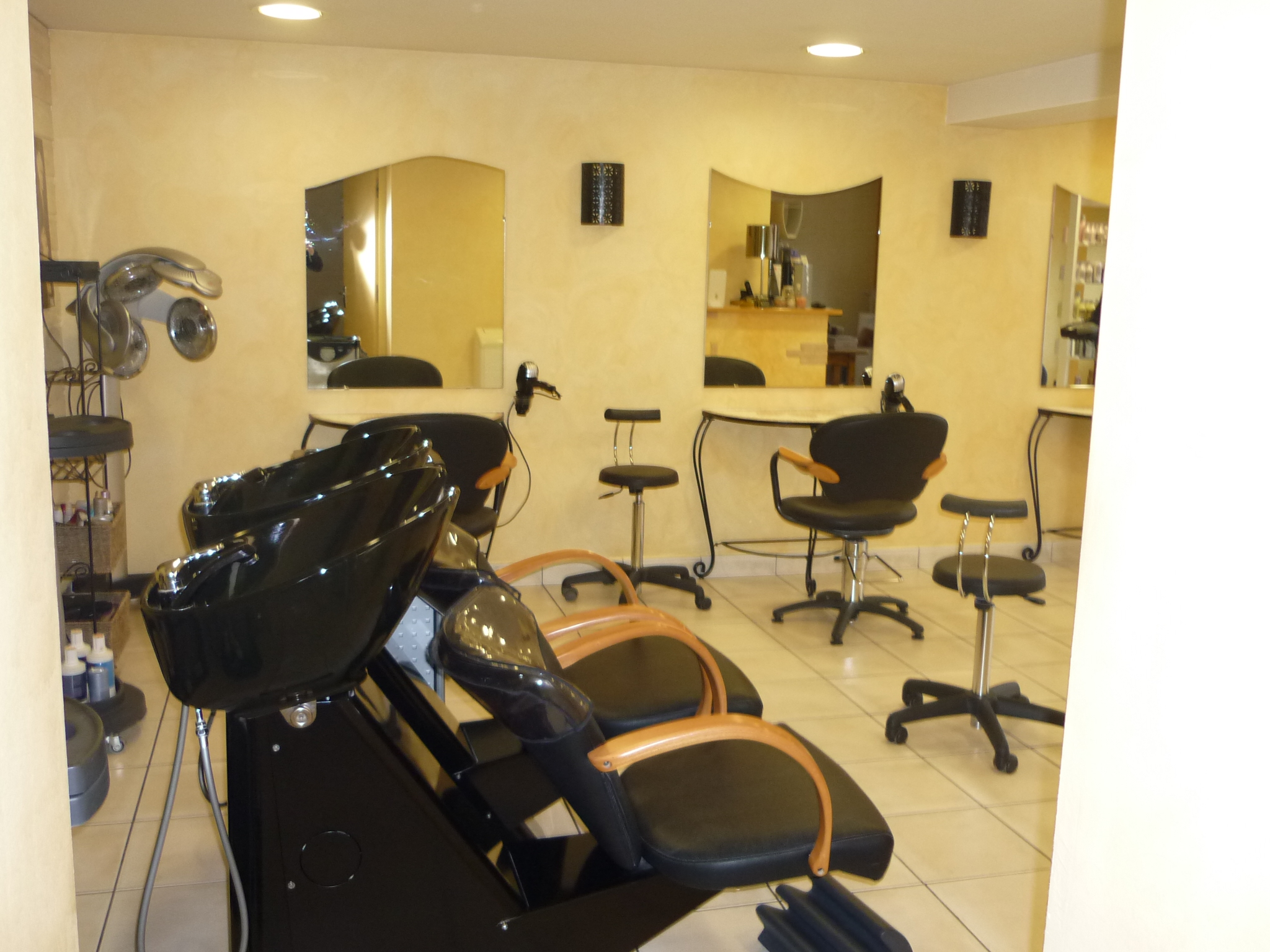 A vendre fonds de commerce de salon de coiffure, à proximité de Dijon (21) au centre d'un village de 2 000 habitants. Parking gratuit devant le salon. Accès PMR.

Il dispose de :
- 4 postes de coiffage
- 2 bacs à shampoing
- 1 salle d’attente
- 1 Labo
- 2 WC
- 1 Laverie + Rangements
- 1 Cabine d'esthétique avec lavabo et douche. (récent)

Chauffage au gaz de ville
Climatisation réversible dans le salon et l'esthétique.

- Clientèle fidèle et régulière.
- Bail en cours : Loyer mensuel 1 100 €

Travaux de rafraîchissement à prévoir dans le salon.
Accompagnement possible.

Prix : 80 000 €