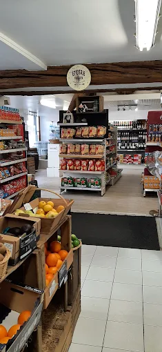 Emplacement rare, idéal pour famille ou reconversion
À 50 mètres du château de Langeais, sur un axe très touristique (Loire à Vélo, Châteaux de la Loire, canoë…), cette épicerie de village est tenue depuis 24 ans par le même couple. Elle existe depuis plus de 40 ans dans la commune.
Je vends ce commerce pour cause de départ et je souhaite transmettre à une famille ou à une personne motivée.
Le local commercial et le logement sont indissociables.
Le commerce
100 m² de boutique + 50 m² de réserve
Activité actuelle : alimentation générale
Grande vitrine réfrigérée positive (30 mètres linéaires) avec moteur déporté.
Moteur de froid négatif (-25°C).
30 mètres de vitrine sur rue : excellente visibilité
Possibilité d’installer une hotte avec extraction (idéal projet restauration).
Loyer boutique : 700 € TTC / mois
Le logement (95 m²)
Situé juste au-dessus du magasin avec accès direct intérieur, parfait pour une famille.
3 chambres, cuisine équipée, salon, salle à manger
Salle d’eau avec douche
Patio intérieur agréable
Loyer : 400 € TTC / mois