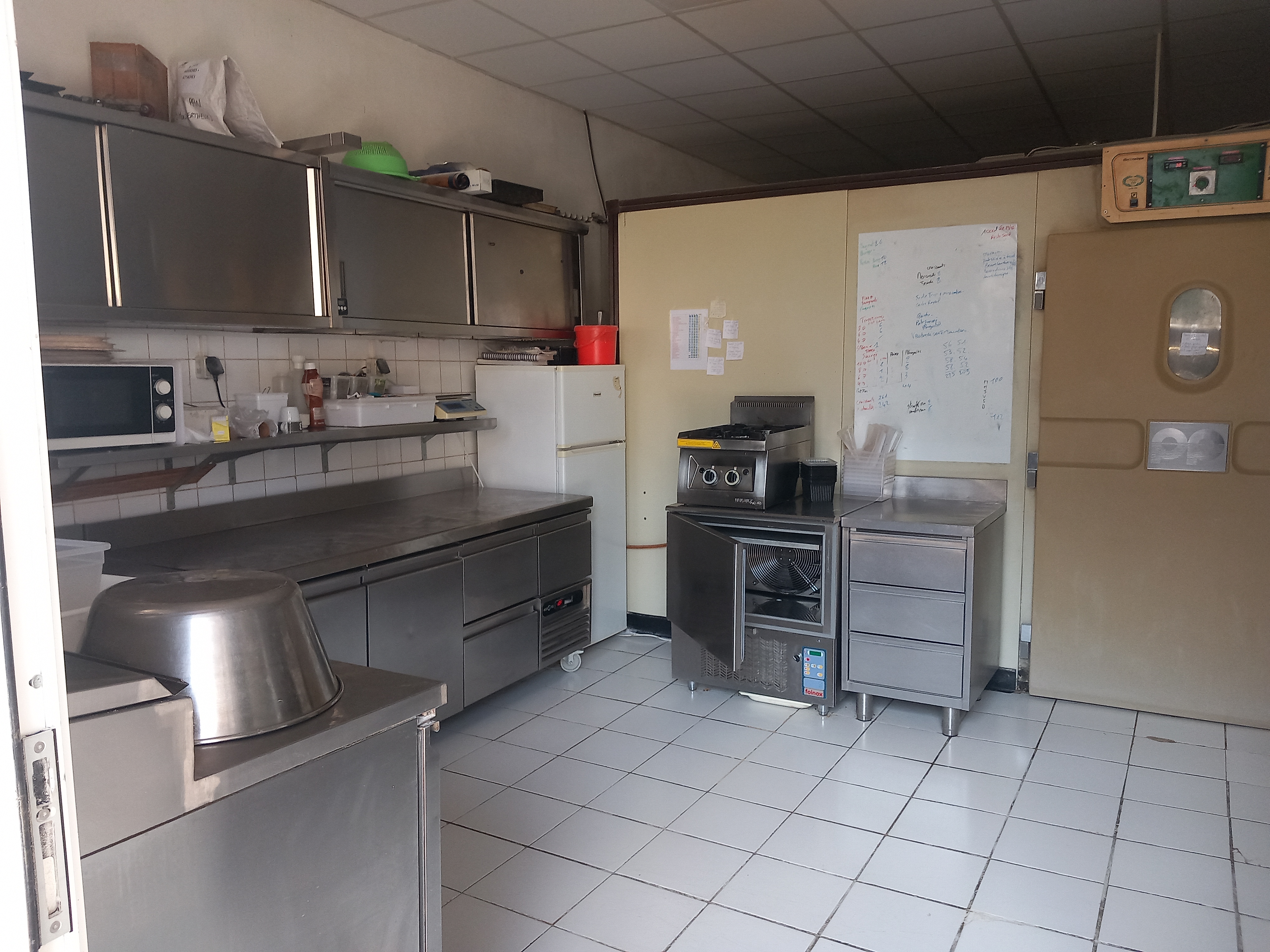 Fonds de commerce boulangerie-pâtisserie idéalement située,village tous commerces et école. 
Clientèle fidèlisée depuis 13 ans.
Très bien agencée en matériel,four récent. 
Belle surface de vente. 
Ca : 395000 euros.