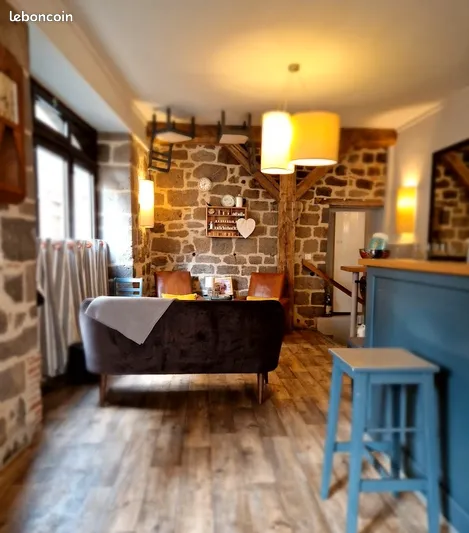 Fort potentiel pour ce très bel emplacement à l'entrée de l'esplanade Saint Géraud, restaurant traditionnel et chaleureux, avec salle de bar, une grande cuisine entièrement équipée, deux réserves, un wc, une cave en sous-sol de 32m2, le tout donnant sur une place privative pouvant accueillir une terrasse, jusqu'à 60 couverts.   Emplacement idéal pour le théâtre de rue, ouverture sur terrasse par des baies vitrées coulissantes, côté bar et côté salle de restaurant. Fond de commerce composé de la licence IV.  Restaurant clés en main, sous surveillance vidéo, lave verre à osmoseur WINTERHALTER, tables en bois massif, de 2 à 10 couverts, un wc carrelé, le sol est en lino aspect plancher, luminaires haut de gamme confectionnés dans les ateliers Hugues Rambert Vichy, murs en pierres apparentes, cuisine carrelée et évacuation des eaux au sol, lave verre à capot, meuble chauffe plat, piano gaz 4 feux, plancha et friteuse intégrées, four rational acheté neuf en 09/2020 mixte dernière génération ICOMBI PRO 6 GN 1/1, grosse quantité de vaisselle et couverts, y compris pour le théâtre de rue.