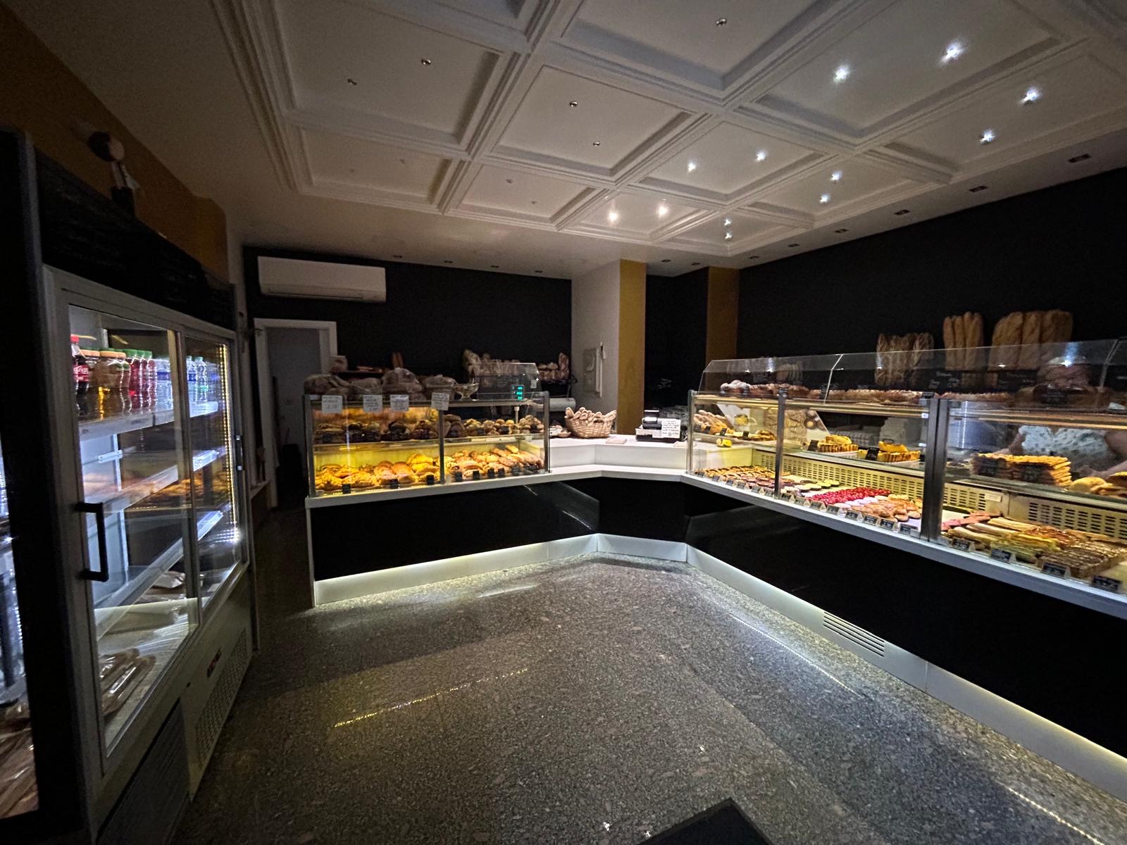 - 140m2 + caves;
- Inclus un petit appartement 2pièces à l’étage;
- Chiffre d'affaires en progression chaque année;
- Emplacement idéal, sur la place saint-pierre;
- Affaire prête à reprendre, idéale pour artisan boulanger ou projet de développement.