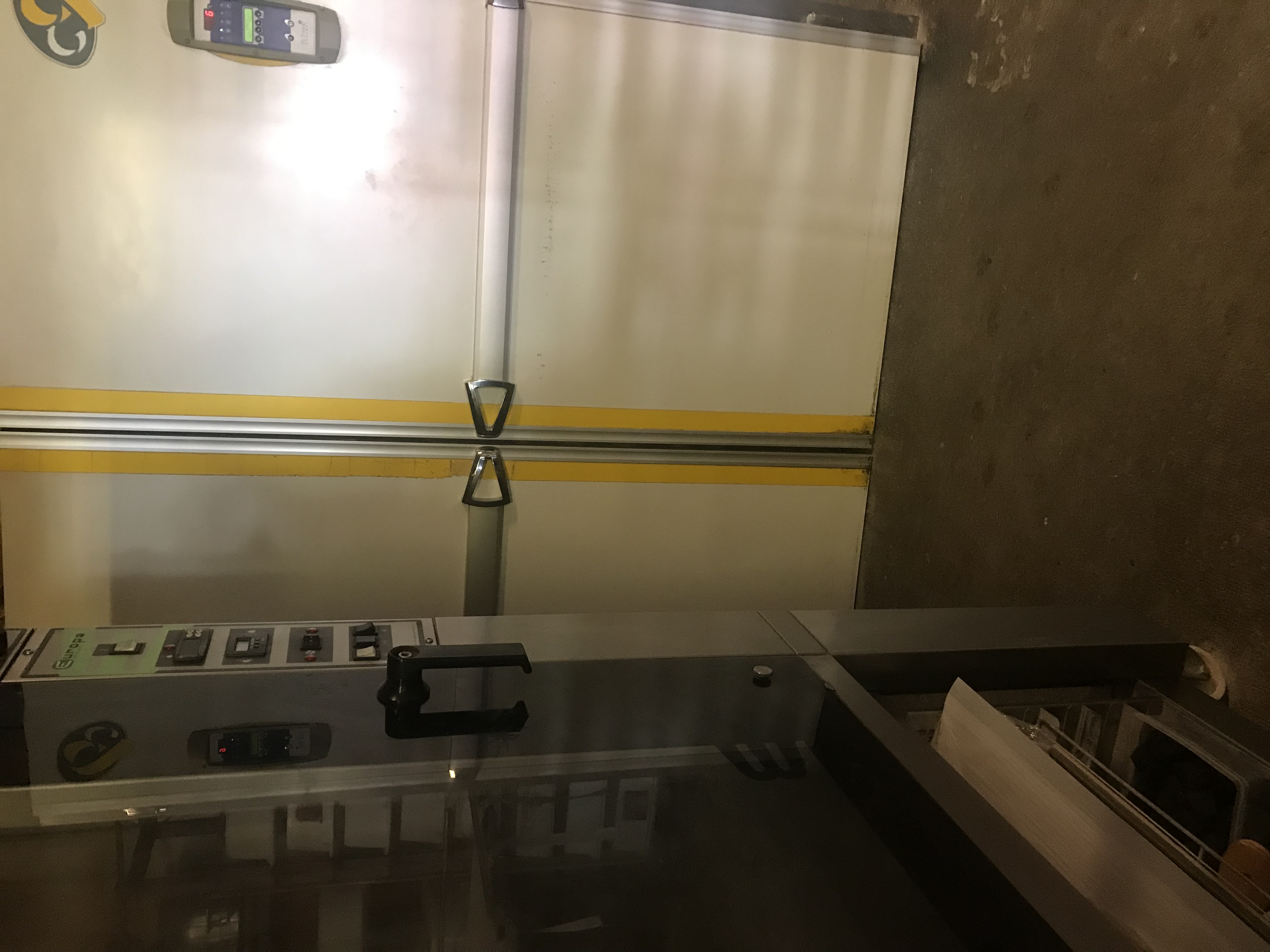 Dans un petit village étape de 2000 habitants entre Albi et Rodez une petite boulangerie pâtisserie familiale attend sagement qu’un repreneur se présente pour prendre la relève…
Située à côté d’une église, ayant comme voisin un tabac presse et un café PMU avec un grand parking.
Cette boulangerie pâtisserie de 200m2 comprend ´un espace vente lumineux de 30 m2. Un fournil de plein pied avec un espace boulangerie pétrissage.
Un espace de 50 m2 avec 2 chambres de pousse, tours réfrigérés, 1 four pâtissier et bien entendu le four à pain : entretien tous les ans. Et un espace stockage avec une chambre froide.
Un appartement T5 en location est situé au dessus de la boulangerie pâtisserie.