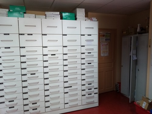 Une opportunité au cœur d’un village dynamique !

Située en plein centre-bourg de Bellegarde-en-Marche (23), cette pharmacie bénéficie d’un emplacement stratégique sur l’axe départemental RD 988 (Aubusson – Auzances). Au cœur d’une commune de 360 habitants et d’un bassin de vie de 1 700 habitants, elle est entourée de tous les services de proximité : épicerie, boulangerie, centre de santé, école, poste, et bien plus. Un cadre de vie paisible, verdoyant, et connecté grâce au déploiement de la fibre sur tout le territoire creusois.

Une activité pérenne et porteuse
Chiffre d’affaires 2025 : 868 000 €
Clientèle : Locale et fidèle, complétée par une clientèle de passage et la possibilité de reprendre la clientèle d’un EHPAD à proximité.
Horaires : Ouverture du lundi au vendredi (9h-12h30 et 14h-19h) et le samedi matin.
Garde : 1 semaine toutes les 8 semaines.
Équipe : 1 préparatrice en pharmacie déjà en place.
Matériel : Informatique renouvelé en 2023, borne de téléconsultation, certification ISO9001/QMS Pharma (2018).

La pharmacie est située à proximité immédiate d’un centre de santé (2 médecins, 1 infirmière Asalée, 1 kinésithérapeute) et d’un cabinet infirmier (3 professionnels), desservant 2 600 patients. La commune est classée en zone France Ruralités Revitalisation (FRR), offrant des avantages fiscaux attractifs :
Exonération totale de CFE pendant 5 ans, puis abattement dégressif sur 3 ans.

 Local fonctionnel et logement inclus :
Officine : 37 m² d’espace de vente, 27 m² de préparation, bureau, accès PMR, réserve en sous-sol.
Logement : Au 1er étage (pièce de vie avec cuisine, chambre, salle de bains, bureau), + 2ème étage pour stockage.
Extérieur : Cour arborée de 300 m² et grange avec local de livraison.
Loyer : 700 € TTC/mois (local professionnel + logement), avec possibilité d’achat des murs.
Prix du fonds : 180 000 € – Toute proposition sérieuse sera étudiée.

Pourquoi choisir Bellegarde-en-Marche ?
Cadre de vie : Paysages vallonnés, sentiers de randonnée, associations sportives et culturelles.
Atouts économiques : Exonérations fiscales, dynamisme local, et accompagnement par la Communauté de communes Marche et Combraille et Est Creuse Développement.
Projet humain : Rejoignez une communauté soudée et profitez d’une qualité de vie exceptionnelle, entre nature et convivialité.

Pour plus d’informations, contactez :
Marie-Thérèse Jacques-Dumas (Cédante) : 05.55.67.65.08 – pharmaciedumas23190@perso.alliadis.net
Prescilla Nogrette (Service Économie) : 05.55.67.04.99 – progrette@marchetcombraille.fr
Sandrine Ledieu (Est Creuse Développement) : 06.44.01.56.29 – s.ledieu@estcreuse.fr

Une opportunité clé en main pour un pharmacien souhaitant s’installer dans un territoire accueillant et porteur !