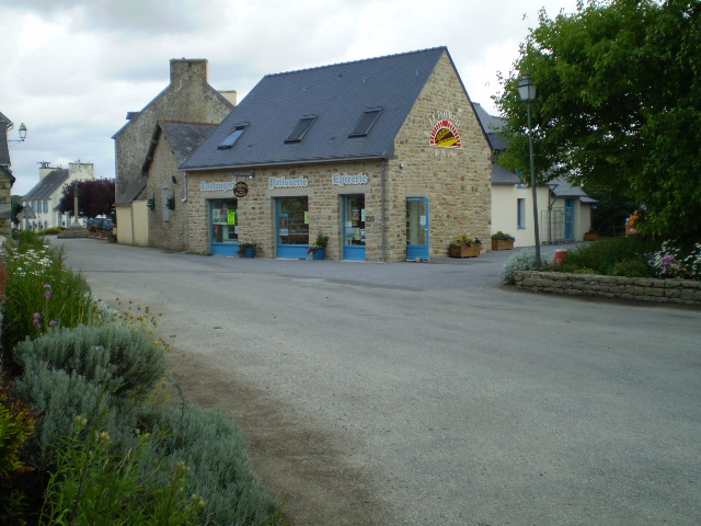 Cause départ à la retraite la Mairie de Ploéven recherche un repreneur pour sa Boulangerie-Pâtisserie-Epicerie.
Cette boulangerie, proche de l’école, est située dans le cœur du village de caractère de PLOÉVEN, commune littorale labélisée Commune du Patrimoine Rurale de Bretagne dans le Finistère, à 3 minutes de la baie de Douarnenez. Ce joli commerce a tous les atouts pour conserver et développer l’activité qui existe depuis 16 ans.
Le fonds de commerce est à vendre 100 000 euros avec un agencement fonctionnel et un équipement de matériel professionnel de qualité, ouvert sur le magasin. La boulangerie-pâtisserie a été créée en collaboration avec la commune de Ploéven en 2008.
L'établissement présente un réel potentiel de développement en pâtisserie et en snacking. 
La mairie met en location le bâtiment pour un loyer de 857,55 euros, loyer qui se décompose de la manière suivante :
-	Partie commerce 200 m² : 595,48 euros mensuel
-	Appartement T2 45 m² (1 pièce de vie, 2 chambres et 1 salle de bains) : 262,07 euros mensuel.
La boulangerie donne sur un grand parking, idéal pour le stationnement.
Un accompagnement technique pour la reprise du commerce est possible.
Pour tout renseignement sur le fonds de commerce, merci de téléphoner à M ou Mme BERGER au 06.12.25.84.59
Pour tout renseignement relatif à la location, merci de contacter la Mairie aux horaires d’ouverture au 02.98.23.05.31 du lundi au vendredi de 9h00 à 12h00.
CAP Boulangerie et/ou Pâtisserie sont requis.
Les dossiers de candidatures accompagnés d’une lettre de motivation et d’une présentation du parcours professionnel sont à adresser par mail ou par courrier à la Mairie : 
10 rue de la Mairie - 29550 PLOEVEN
mairie@ploeven.fr