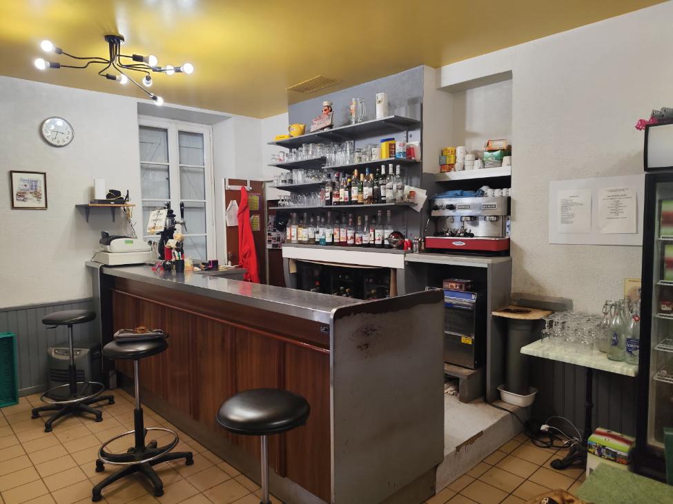 VENTE DU FONDS DE COMMERCE (loyer attractif)
Aucxuns frais à prévoir ni achat de matériel)
Surface de vente : 90 m²( 1 salle de restaurant 55M2 et 1 salle bar restaurant 35M2)
Surface des autres locaux (laboratoire, réserves, cuisine, entrepôts,…) préciser : 92 M2
Descriptif des locaux :
Surfaces approximatives de chaque pièce
Cuisine partie cuisson : 30 m2
Cuisine partie froide : 5M2
Légumerie : 3M2
Local à plonge : 6M2
Réserve cuisine : 5M2
Salle Bar et restaurant 1 : 35M2 (donnant sur terrasse en façade exposée EST abritée sous arbres) 30 couverts
Une pièce en arrière du bar avec évier inox
Salle de restaurant 2 donnant sur terrasse avec baies vitrées : 55M2 (donnant à l’arrière OUEST abritée sous arbres et parasols) possibilité 30 couverts
Réserve bar : 3M2
WC 1 bar : 4M2
Vestiaire personnel : 3M2
WC 2( handicapés) : 8M2
Cave en dessous : 10M2
Local de rangement matériel ext : 3M2
Local de rangement matériel Traiteur : 12M2
2 terrasses ( 1 côté Est, l’autre côté Ouest) 60 places
Etablissement aux normes d’accessibilités avec parking handicapé et rampe d’accé
Pas de contrats fournisseurs

CA 2024: 269000€
Loyer communal: 140€/mois soit 1680€/an
Bail  commercial jusqu'en 2033
Pas de frais à prévoir
Pas de personnel à reprendre