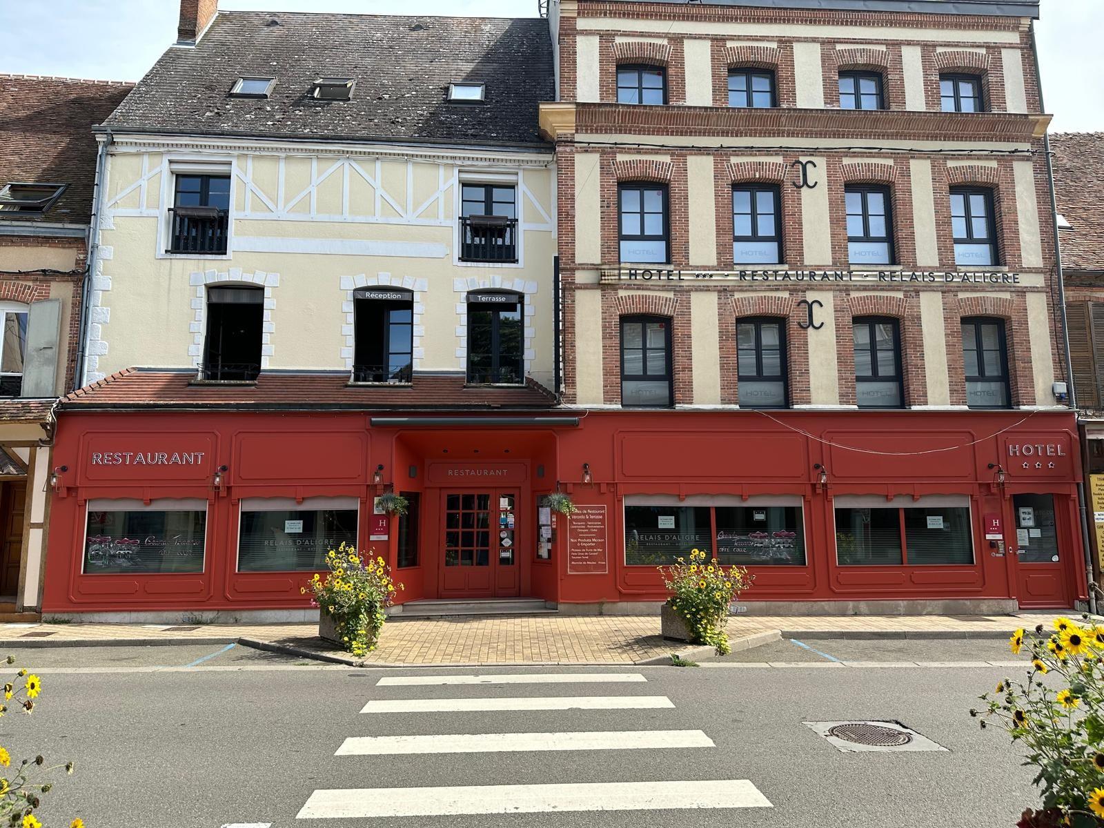 LE RELAIS D’ALIGRE – MURS ET FONDS DE COMMERCE À VENDRE

Vous recherchez une belle adresse pour vous lancer dans l’hôtellerie-restauration ou donner une nouvelle dimension à votre activité ?

Le Relais d’Aligre vous offre l’opportunité de reprendre les murs et le fonds de commerce d’un établissement de caractère, reconnu depuis de nombreuses années pour sa cuisine, son cadre chaleureux et la qualité de son accueil.

Situé à Châteauneuf-en-Thymerais, entre Chartres et Dreux, vous profitez d’un environnement privilégié, au cœur d’un village dynamique et à proximité des forêts. L’établissement bénéficie d’une clientèle locale fidèle, mais aussi d’une clientèle professionnelle, touristique et de passage.

En reprenant Le Relais d’Aligre, vous disposez d’un établissement complet permettant de développer plusieurs activités autour d’un même lieu :
- Un bien immobilier de 1000m², réparti sur 3 étages
- Restaurant de 65 couverts
- Deux autres salles de réception de 45 et 25 couverts
- Terrasse-patio de 70 couverts
- Hôtel de 12 chambres avec ascenseur 
- Établissement 3 étoiles intégré au réseau Logis Hôtels

Vous bénéficiez également d’un outil de travail régulièrement entretenu et modernisé : création de l’hôtel en 2017 et d'une cuisine neuve depuis 2020.

Que vous souhaitiez poursuivre l’activité actuelle ou lui donner votre propre identité, la configuration du Relais d’Aligre vous permet d’imaginer de nombreux projets : restauration, hébergement, séminaires, repas de groupes, événements privés ou encore développement de la clientèle professionnelle.

Acquérir Le Relais d’Aligre, c’est donc bien plus que reprendre un restaurant : c’est devenir propriétaire d’un établissement hôtelier et gastronomique complet, avec une histoire, une clientèle et un véritable potentiel de développement.

Une opportunité rare pour un professionnel, un couple ou un entrepreneur souhaitant s’investir dans un établissement à taille humaine et construire la suite de son histoire.

Nous restons à votre disposition pour tout renseignement complémentaire et pour vous faire découvrir l’établissement.

Le Relais d’Aligre n’attend plus que son prochain chapitre.