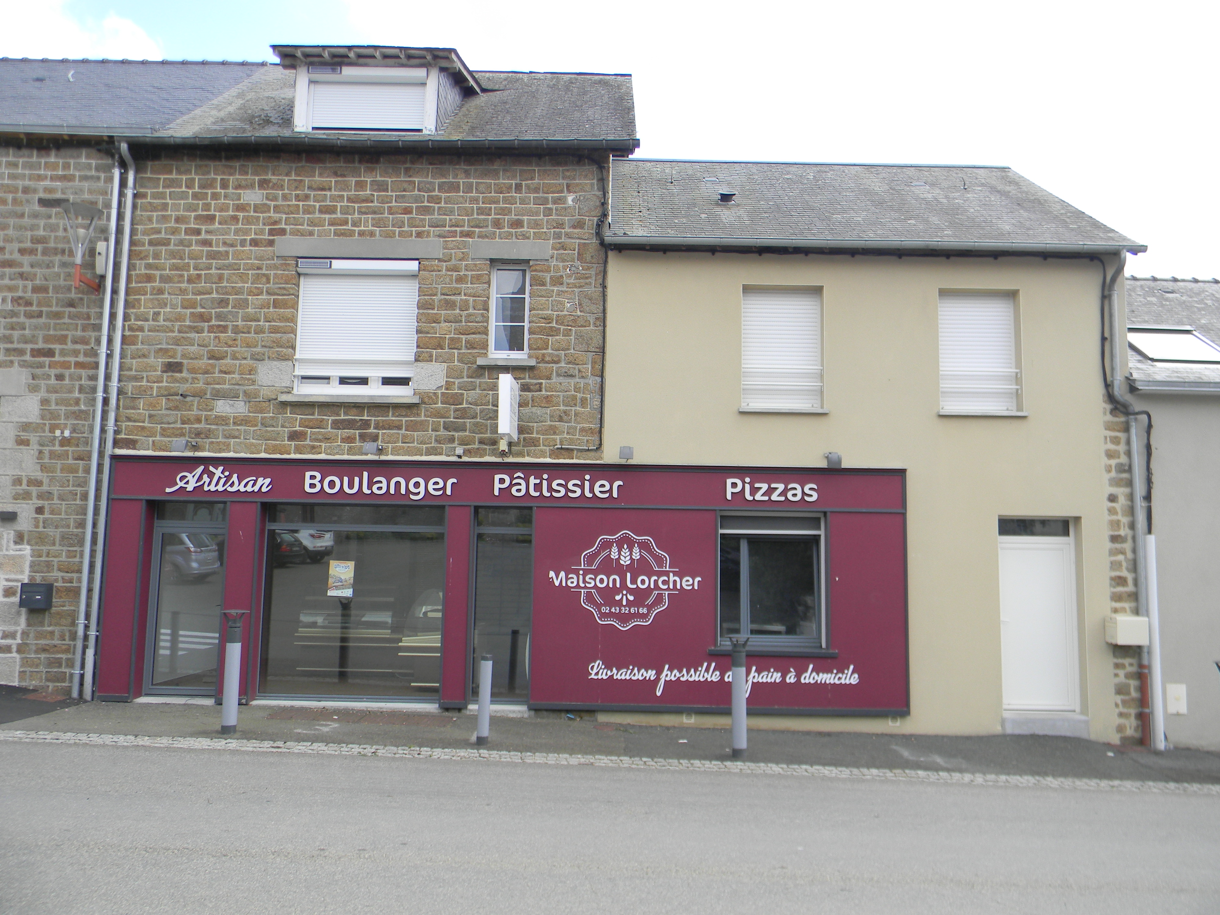 Boulangerie - pâtisserie à reprendre dans une commune de 650 habitants. Potentiel de 1 200 habitants supplémentaires avec les communes avoisinantes. La boulangerie la plus proche se situe à 10 kms. Commune dynamique : restaurant, salon de coiffure, cabinet médical, école, associations actives.

Logement accolé à la boulangerie composé d'une pièce de vie, 4 chambres, 1 salle d'eau et WC.

Loyer professionnel mensuel : 250 €uros HT
Loyer logement mensuel : 350 €uros

Pour tout renseignement complémentaire, contacter la Mairie de Champéon au 02.43.00.84.56.