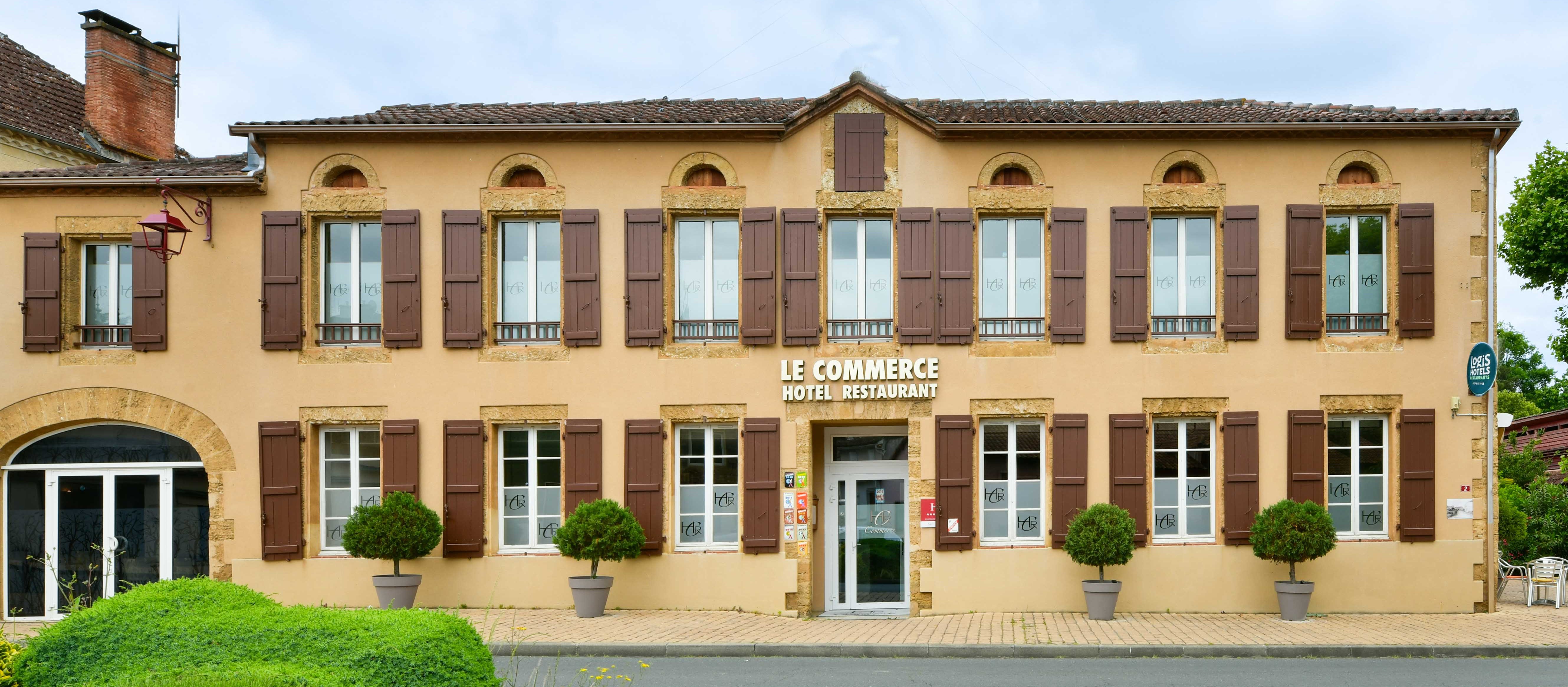 **✨ Une opportunité unique dans un cadre de vie exceptionnel ! ✨**  

Nous vous proposons à la vente un **Hôtel 3 étoiles - Restaurant Logis de France**, comprenant 9 chambres tout confort, équipées de climatisation réversible. Le classement hôtelier a été récemment renouvelé, garantissant un haut niveau de qualité et de satisfaction.

**L’établissement en détail :**  
- Deux salles de restaurant, adaptées à toutes vos envies : une ambiance intime ou de grandes tablées.  
- Un bar avec licence IV, pour un accueil chaleureux et convivial.  
- À l’arrière, un **patio paisible de 48 places** avec mobilier neuf, équipé d’une cuisine extérieure couverte (plancha et barbecue professionnel en fonte au gaz).  

 **Une cuisine pensée pour les chefs exigeants :**  
- Une grande cuisine intérieure, parfaitement équipée : deux fours mixtes Frima, pacojet, cellule de refroidissement, machine sous vide… tout est là pour des conditions de travail optimales.  
- Une plonge rénovée en 2022, dotée d’un lave-vaisselle Hobart haut de gamme (16 000 €).  

L’établissement a toujours été entretenu avec soin et est en excellent état.

 **Un logement de fonction clé en main :**  
Profitez d’un **appartement de fonction** moderne, comprenant 3 chambres, 2 salles d’eau, une cuisine aménagée et un salon confortable. Parfait pour une vie de famille.  

 **Un village idéal pour s’installer :**  
À seulement **50 mètres de l’établissement**, vous trouverez :  
- Une école maternelle et primaire.  
- Une Maison d’Assistantes Maternelles (MAM).  
À proximité :  
- Collège et lycée à seulement 10 minutes.  
- Une maison médicale, une poste, et tous les commerces nécessaires pour une vie quotidienne agréable et familiale.  

 **Une affaire rentable et en croissance :**  
- Exploité actuellement par un couple avec un serveur, un modèle rentable et humain.  
- **CA 2023 en progression constante** et supérieur à celui de 2019.  

 **Offres et prix :**  
- **Murs** : 550 000 €.  
- **Fonds de commerce** : 180 000 €.  
- **Ensemble immobilier (murs + fonds)** : 730 000 €.  

Après 13 ans à bichonner cet établissement et à contribuer à sa belle réputation, nous passons le flambeau. Le bonheur est ici, dans le Gers, prêt à être partagé.  

**📞 Contactez-nous vite : cette pépite n’attend que vous !**  
#VieDeVillage #CadreFamilial #InvestissementGagnant #PépitedansleGers   
Une pépite comme celle-ci ne restera pas longtemps sur le marché… 😉