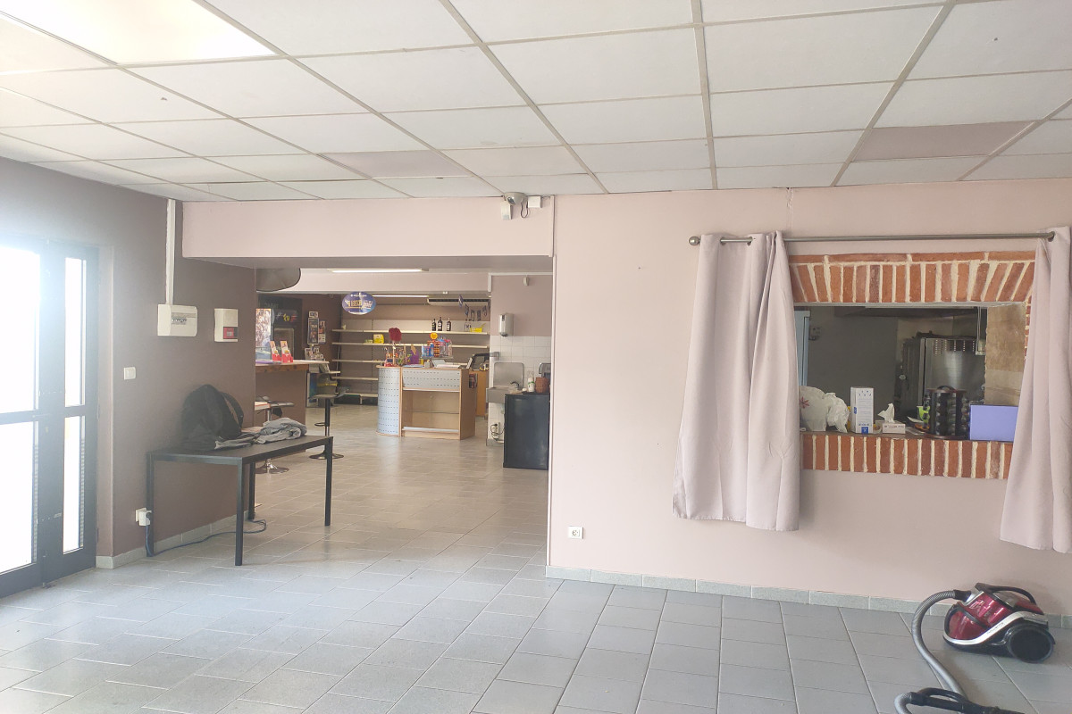 Épicerie de village multi services, tabac, Française des jeux, presse, alimentation puis à développer bar ( licence 4 en cours ) , pizzeria...