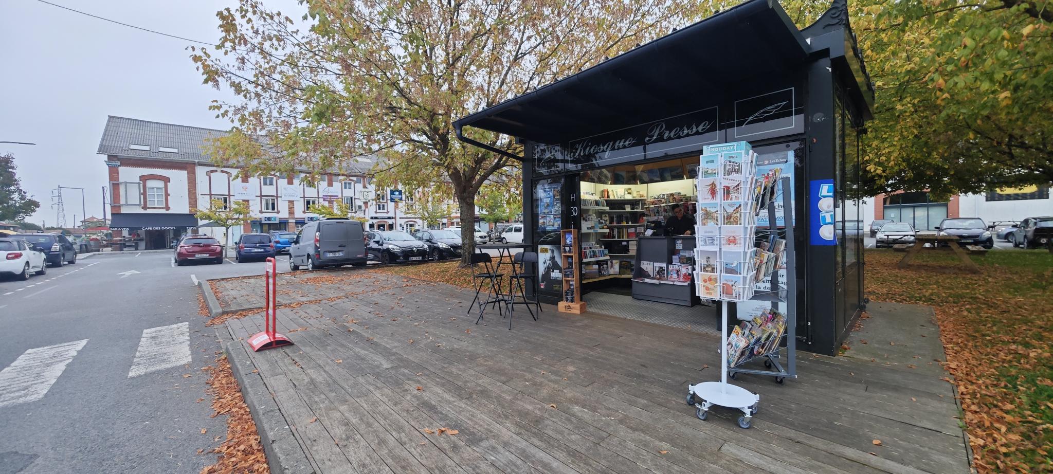 Sur un très bel emplacement au centre commercial des docks de Biarritz, entouré de commerces de qualité (boulangerie, primeur, bar...), nous vous proposons d'être un acteur local en devenant kiosquier « presse – loto – multiservices ».

En tant que gérant indépendant enregistré au Registre du Commerce (non salarié, SAS, SASU, SARL, EURL, EI, micro-entreprise…), vous animerez le kiosque situé 44 rue Luis Mariano.

Idéal pour un complément de revenu, les retraités sont les bienvenus.

Vous disposerez de ce kiosque sans droit d’entrée, sans investissement dans un pas de porte ou fonds de commerce avec de faibles charges :

Loyer 320€ HT mensuel, dépôt de garantie 1152 € encaissé
Electricité
Assurance
Routeur ou box 4G
Caisse informatisée spécifique à la presse(Strator, Bimedia, JDC…): entre 80 et 100€/mois
Un fond de roulement/trésorerie de 5000€ est conseillé pour votre fonctionnement
Contrat de 2 ans renouvelable

Un agrément de diffuseur de presse en effectuant une formation obligatoire vous sera délivré (elle est payante, en présentielle ou à distance. Le dépôt de presse BAYONNE DIFFUSION PRESSE vous indiquera les conditions et le métier, et il vous livrera quotidiennement les journaux.

Un autre dossier sera à présenter pour les jeux ( “la Française des Jeux/FDJ”). Prévoyez 2 mois minimum avant une ouverture(avec les jeux).

Les activités exercées sont principalement, la presse :

Presse nationale(23%) et régionale(14%)
Les jeux de la Française des jeux (FDJ): jeux de grattage, tirage (5%)
Les souvenirs, les cartes postales, librairie, petits relais colis, bimbeloterie souvenirs, transfert d'argent (Western Union...)

Néanmoins, si vous aviez des idées d'activités en plus de celles proposées (artisanales par exemple), faites moi en part, nous étudierons les idées avec la direction du centre.

Vos revenus proviendront des commissions

Les horaires sont en général de 8h à 13h ; vous pourrez fermer le lundi par exemple ce qui vous ferait une pose de 1.5 jours (dimanche après-midi et lundi)
Aussi, à voir ensemble mais vous pourriez ouvrir que les matins en basse saison et en journée à la belle saison. Ne prévoyez pas de salarié.

LIBRE dès le 1er octobre 2026

Je reste à votre écoute pour vous apporter plus de détails.