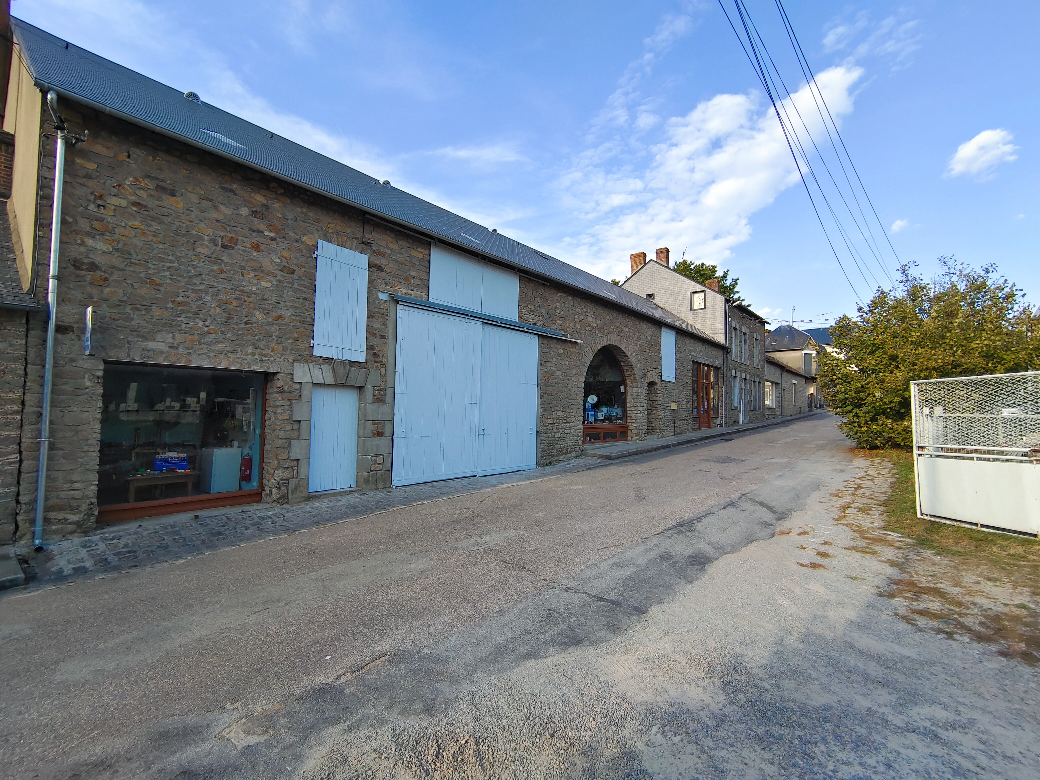 QUINCAILLERIE A REPRENDRE
    Vous recherchez un magasin authentique, cette quincaillerie est un des plus vieux magasins de la Haute-Vienne, magasin familial, repris de génération en génération, situé dans une commune au nord du département.
    Elle est atypique, y sont proposés des articles de jardinage, de bricolage, des articles de droguerie, d’électricité, de pêche, de petit électroménager et de matériaux de construction, mais aussi des objets du passé, que l'on ne trouve que dans ce genre d'endroit.  
    2 salariés travaillent dans l'entreprise. 
    La clientèle est très fidèle, elle est composée de résidents et d'habitués des communes aux alentours.
    Les locaux d'une superficie de 120m² de surface de vente ainsi qu'une importante surface de stockage sont pleins de charme. Ils sont situés en bord de route avec une bonne visibilité commerciale.
    Vente du fonds de commerce: 190 000€ stock compris (à débattre)
    Belle opportunité à voir très vite