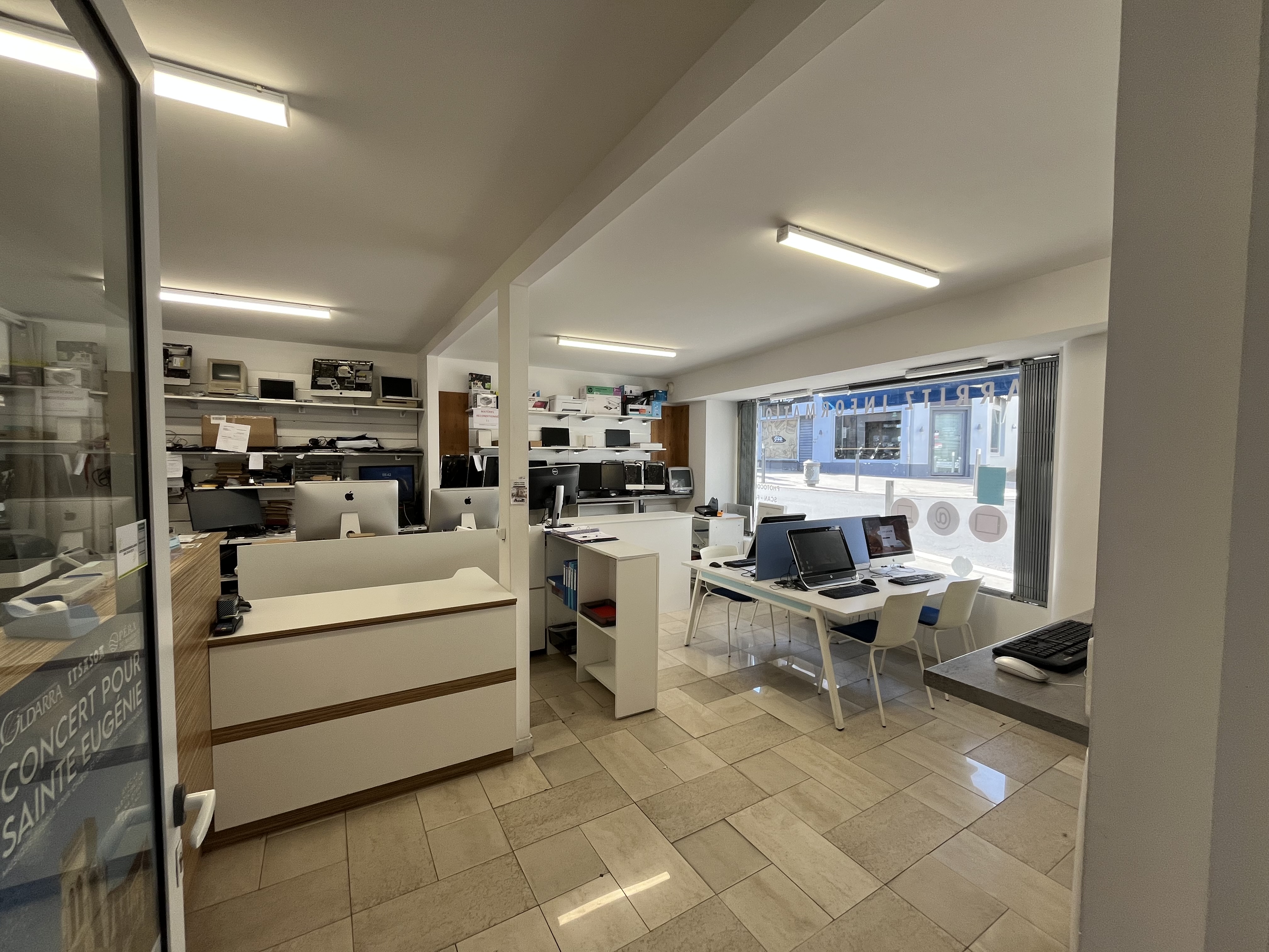 A vendre FDC ou parts sociales SAS. Activités informatique (vente, réparation, assistance), accès internet , photocopies-scan-reliures. Centre-ville de Biarritz. Axe passant (piétons-voitures-vélos). Rue commerçante. Local commercial 36M², activités tout commerce sauf alimentaire. Bail 3-6-9 renouvelé en 2022. Société créée en 2012 ; Forte notoriété, clientèle locale et saisonnière ; CA annuel régulier ; dirigeants actifs ; possibilité de croissance importante sur activité existante et par diversification. Etude disponible après accord de confidentialité. Accompagnement possible.