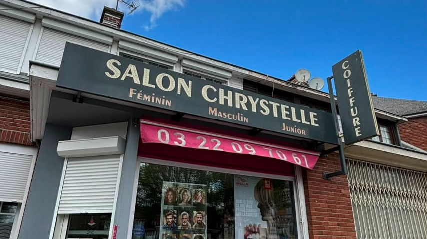 À céder pour cause de départ à la retraite anticipée, ce salon de coiffure bénéficie d'un emplacement stratégique et d'une clientèle fidèle depuis plus de 30 ans. Une opportunité idéale pour une première installation ou un projet de développement.

- Localisation : plein centre-ville de Moreuil (commune dynamique de près de 4 000 habitants).
- Stationnement : très facile et gratuit avec un grand parking situé en face de la boutique.
- Superficie : 
Salon 56m²
Local du personnel 28m²
Cave de stockage 25m² 
Garage 20m²

- Agencement : Espace coiffure et lumineux équipé de 10 postes de coiffage, 3 bacs à shampoing et 1 siège barber dédié. Une salle de pause pour le personnel, entièrement rénovée récemment. Un garage privatif attenant (idéal pour stockage ou véhicule

- Energie : chauffage au fuel
- Bail commercial : loyer attractif de 750€/mois.

- Historique : établissement crée et exploité avec succès depuis 1994. Clientèle locale et fidèle, forte notoriété
- Chiffre d'affaires : 140 000€ HT (moyenne lissée sur les 3 derniers exercices de 11mois), activité stable et saine.

Equipe en place : 1 dirigeante (cédante), 1 salarié en CDI à temps plein, 1 apprentie et 1 employé de ménage (3h/semaines).

Prix du fonds de commerce : 99 000€Accompagnement de repreneur si besoin