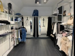 Fond de commerce prêt à porter féminin, accessoires et maroquinerie, agencé, au centre ville de Riom, rue de l'hôtel de ville.
Boutique 27 m² / réserve 35 m².
Fond, droit au bail 23 000 ? négociable.
(Possibilité rachat de stock)
Tel: 06 51 60 67 60