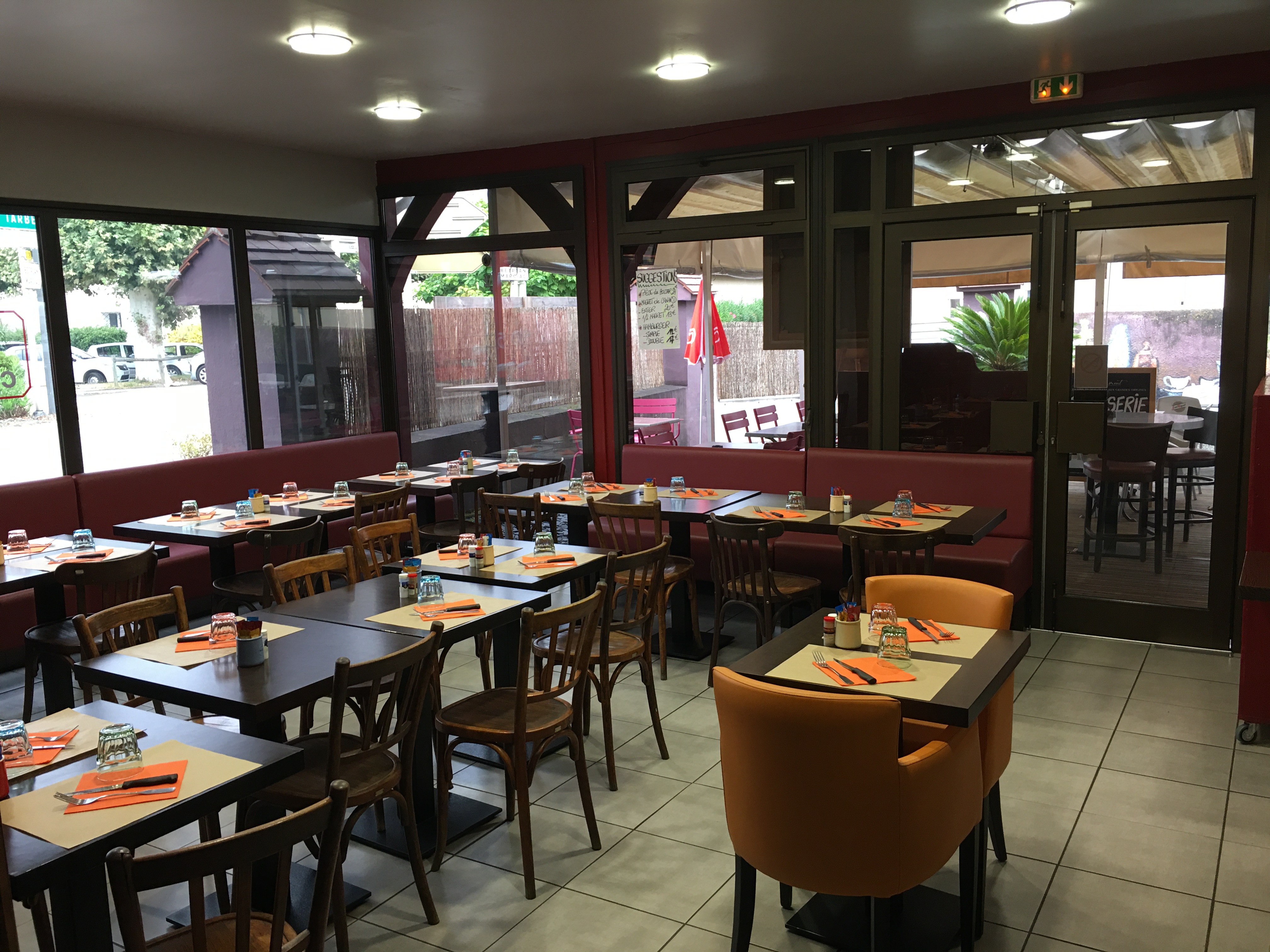 Fonds de commerce Bar (licence IV) - Brasserie à Villecomtal-sur-arros (32730)

Située au coeur d' un village, sur un axe principal très fréquenté, cet établissement bénéficie d'une excellente visibilité.
Crée en 2011,  il jouit d'une solide réputation  et d'une clientèle fidèle.
Le commerce dispose d'une salle de restaurant climatisée de 60 couverts ainsi que d'une terrasse ombragée de 60 places.
L'ensemble est conforme aux normes en vigueur d'hygiène, de sécurité et d'accessibilité.
Une belle opportunité pour un repreneur souhaitant s'installer dans un cadre convivial et dynamique.